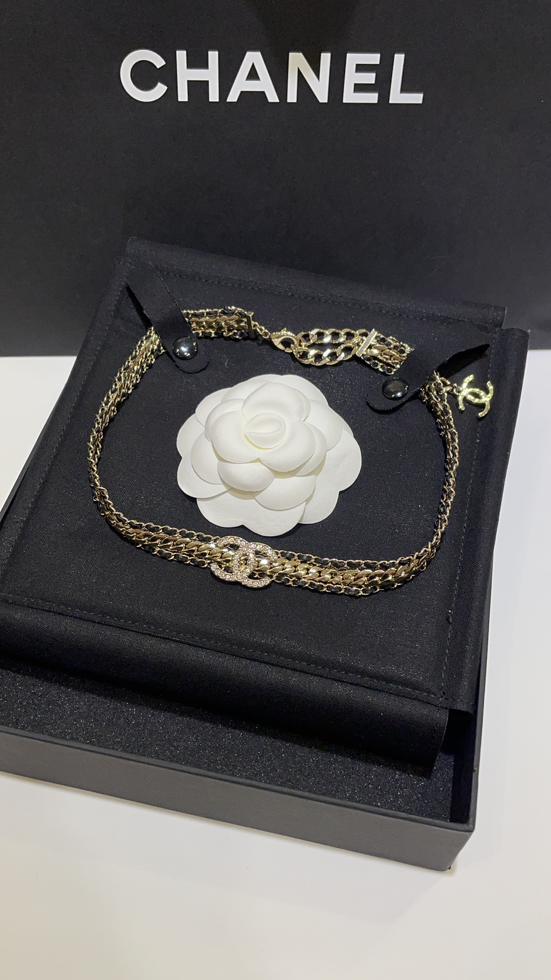 NO:688846,88290, choker arrived today 24 new full diamond double C leather chain black lambskin necklace choker This choker is really super classic and versatile. The design of leather chain and Cuban chain is beautiful and rustic. Retro and elegant lady temperament, especially suitable for concave shapes. Customized. Consistent brass material, lambskin, Czech diamonds. Choker necklace, necklace, sheepskin, Cartier high-end jewelry1986090988290,今日到货choker 24新款满钻双C皮穿链黑色小羊皮项链choker 这条choker真的超级经典巨百搭 皮穿链拼古巴链的设计又美又飒 复古优雅大小姐气质 特别适合凹造型 z定制 一致黄铜材质 小羊皮 捷克钻 项圈项链,,necklace,sheepskin,卡迪亚高端饰品,Jewelry