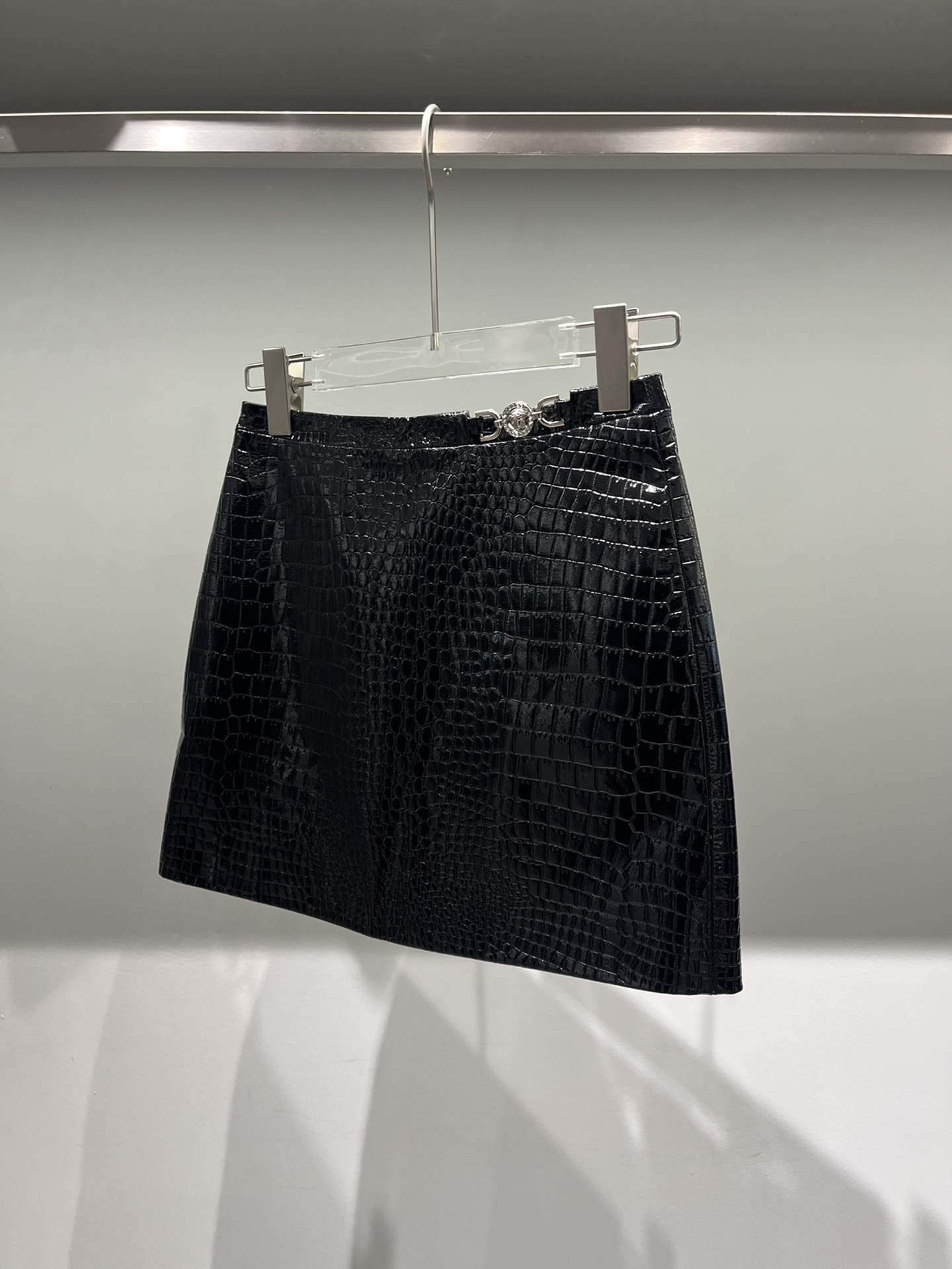 Stylish Female Outfit: Van Sage’s Croc-Skin Skirt with Sexy Hip Detail - 图片 5