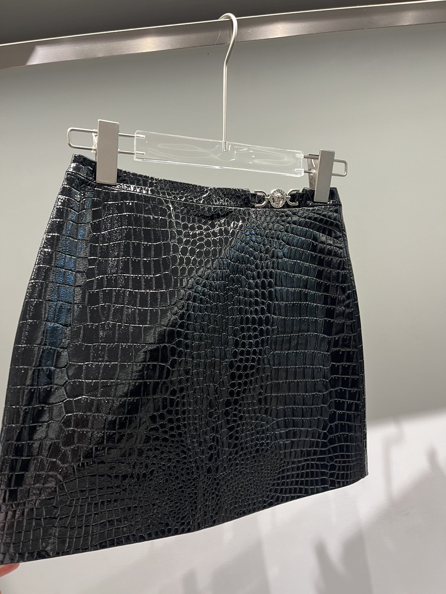 Stylish Female Outfit: Van Sage’s Croc-Skin Skirt with Sexy Hip Detail - 图片 4