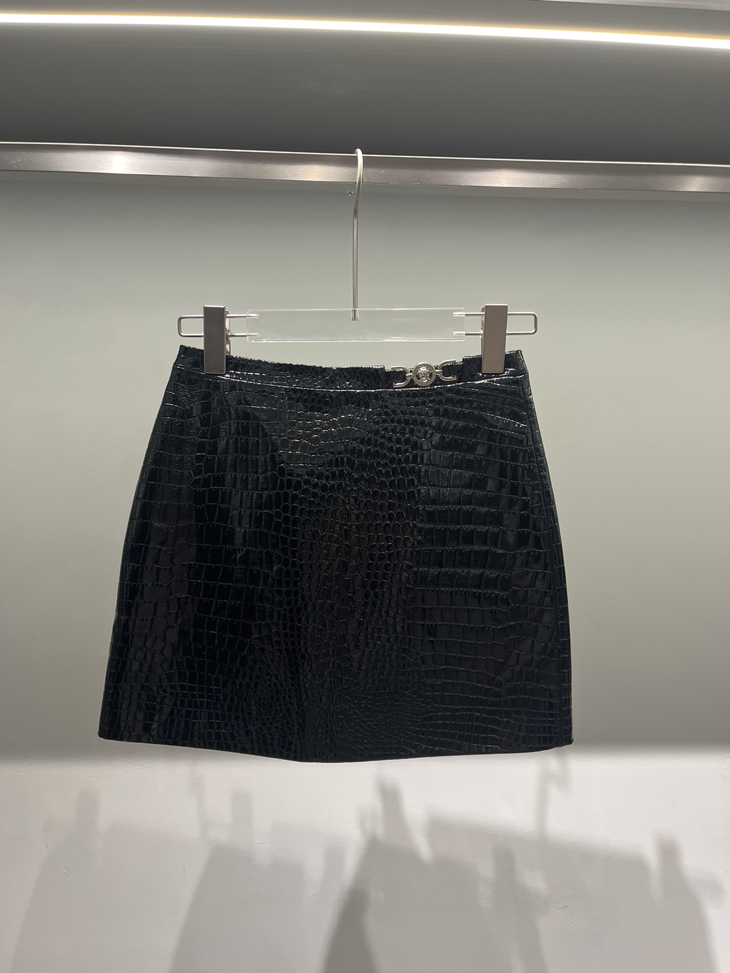Stylish Female Outfit: Van Sage’s Croc-Skin Skirt with Sexy Hip Detail - 图片 2