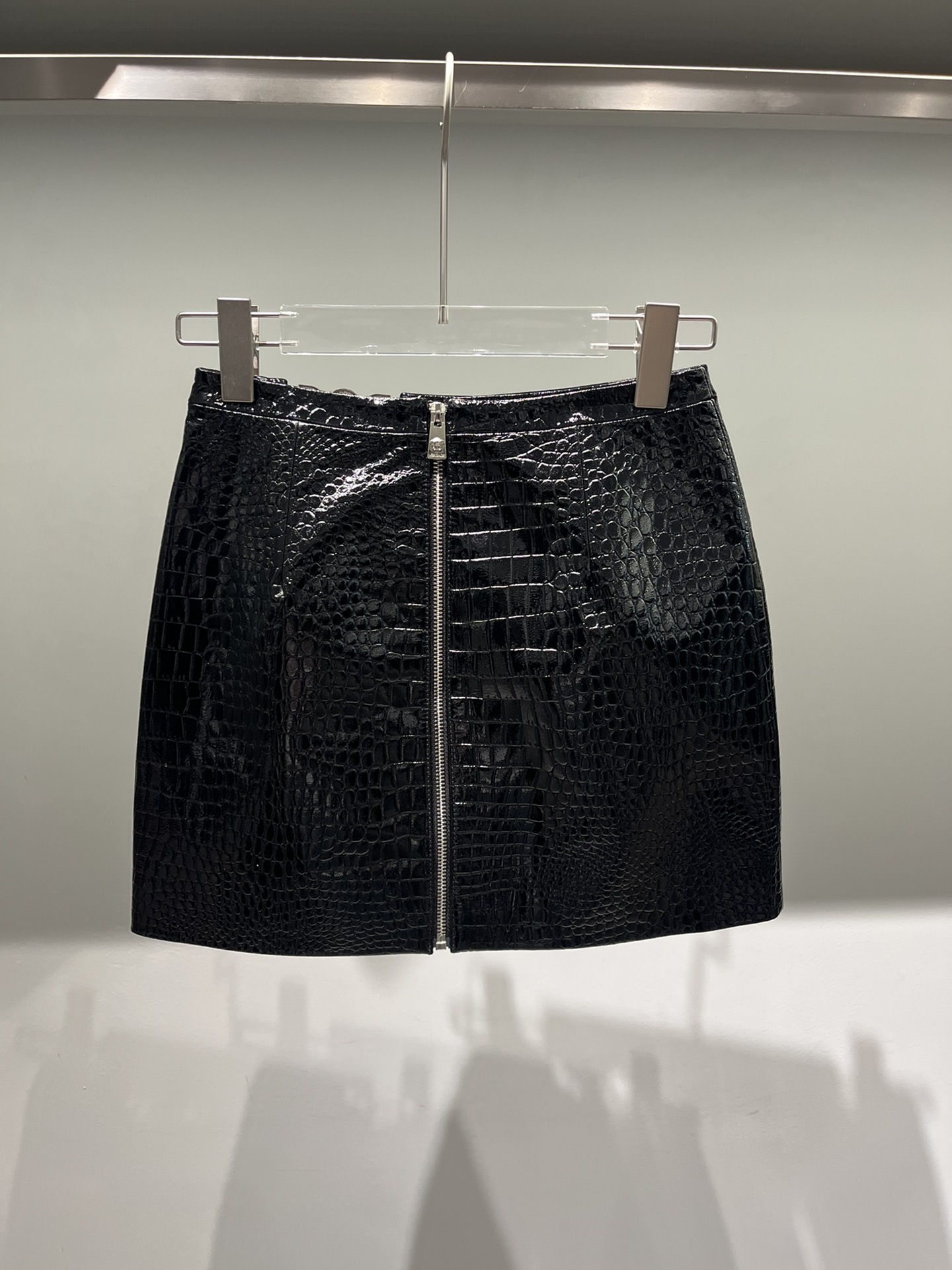 Stylish Female Outfit: Van Sage’s Croc-Skin Skirt with Sexy Hip Detail - 图片 8