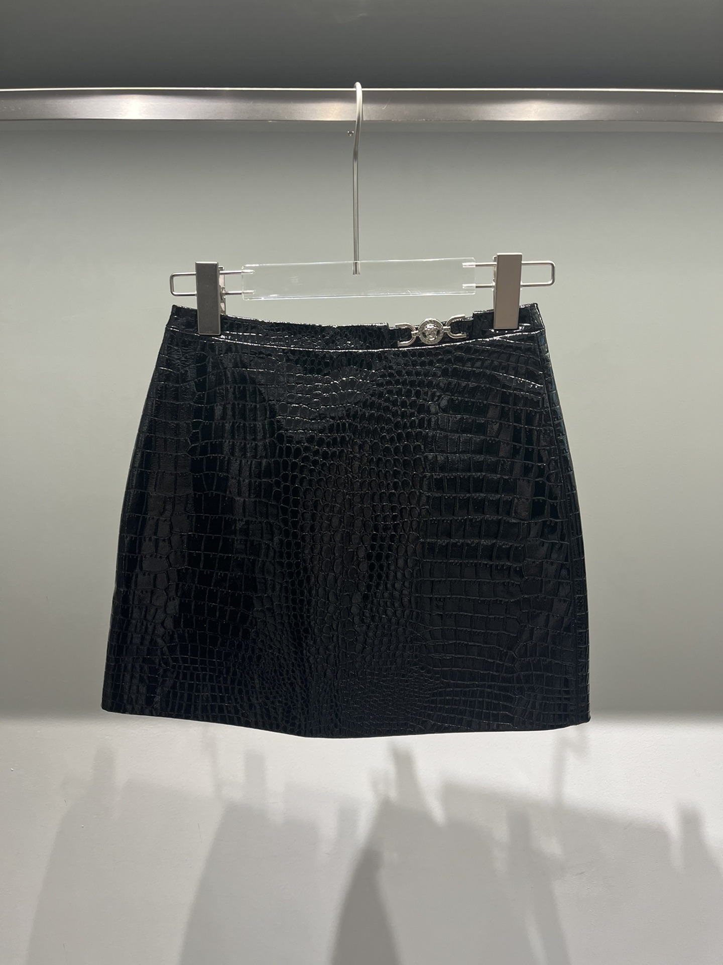 Stylish Female Outfit: Van Sage’s Croc-Skin Skirt with Sexy Hip Detail - 图片 1