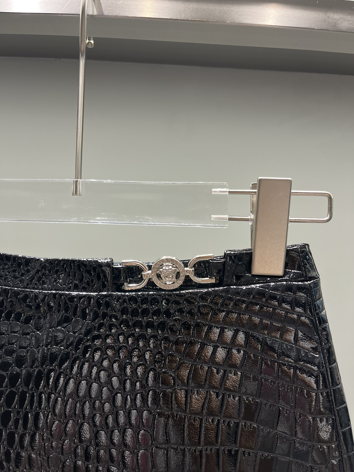 Stylish Female Outfit: Van Sage’s Croc-Skin Skirt with Sexy Hip Detail - 图片 3