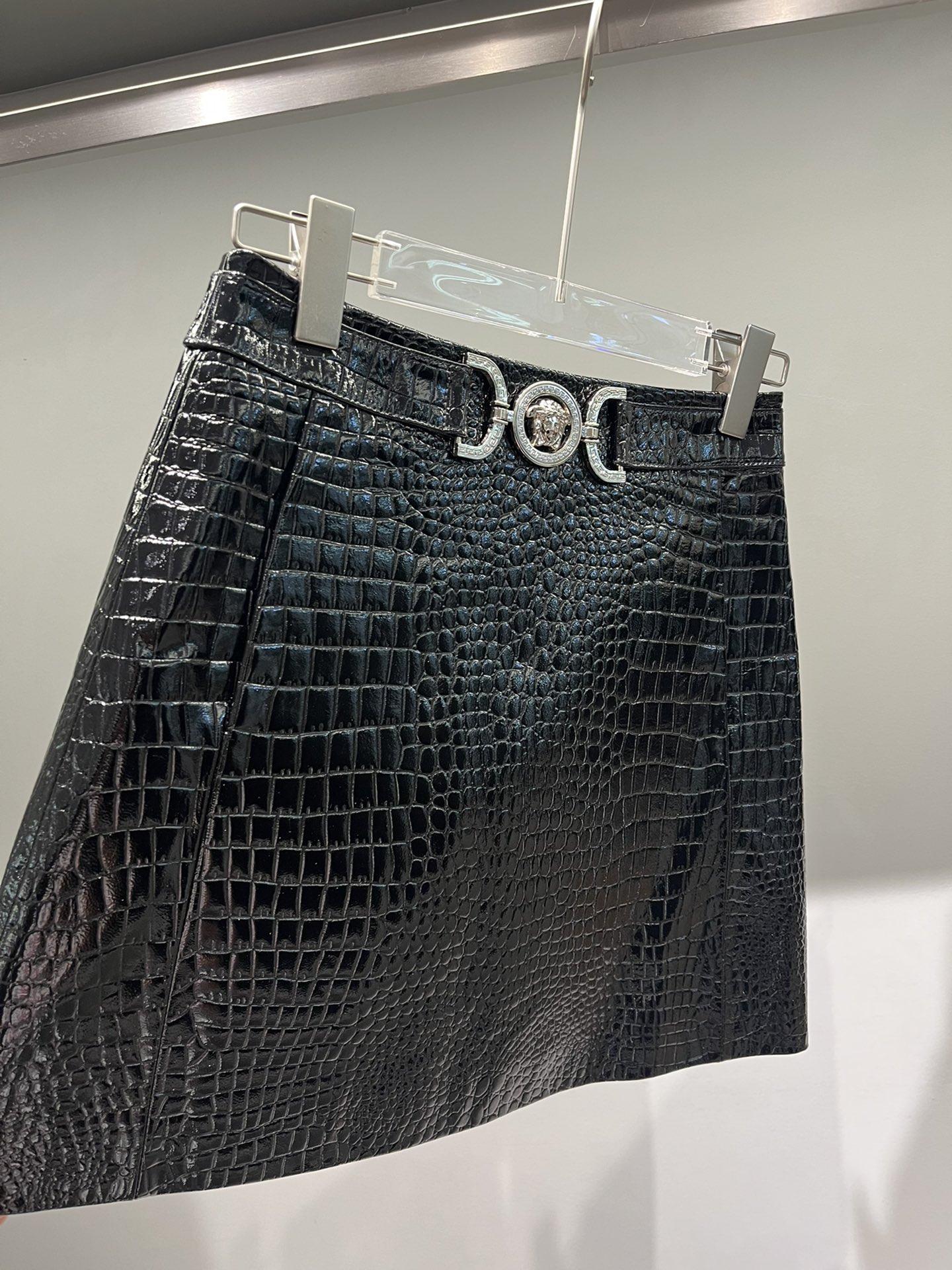 P989 One-Size-Fits-All Croc-Skin Dress with Small “A” Short for Long Legs - 图片 3