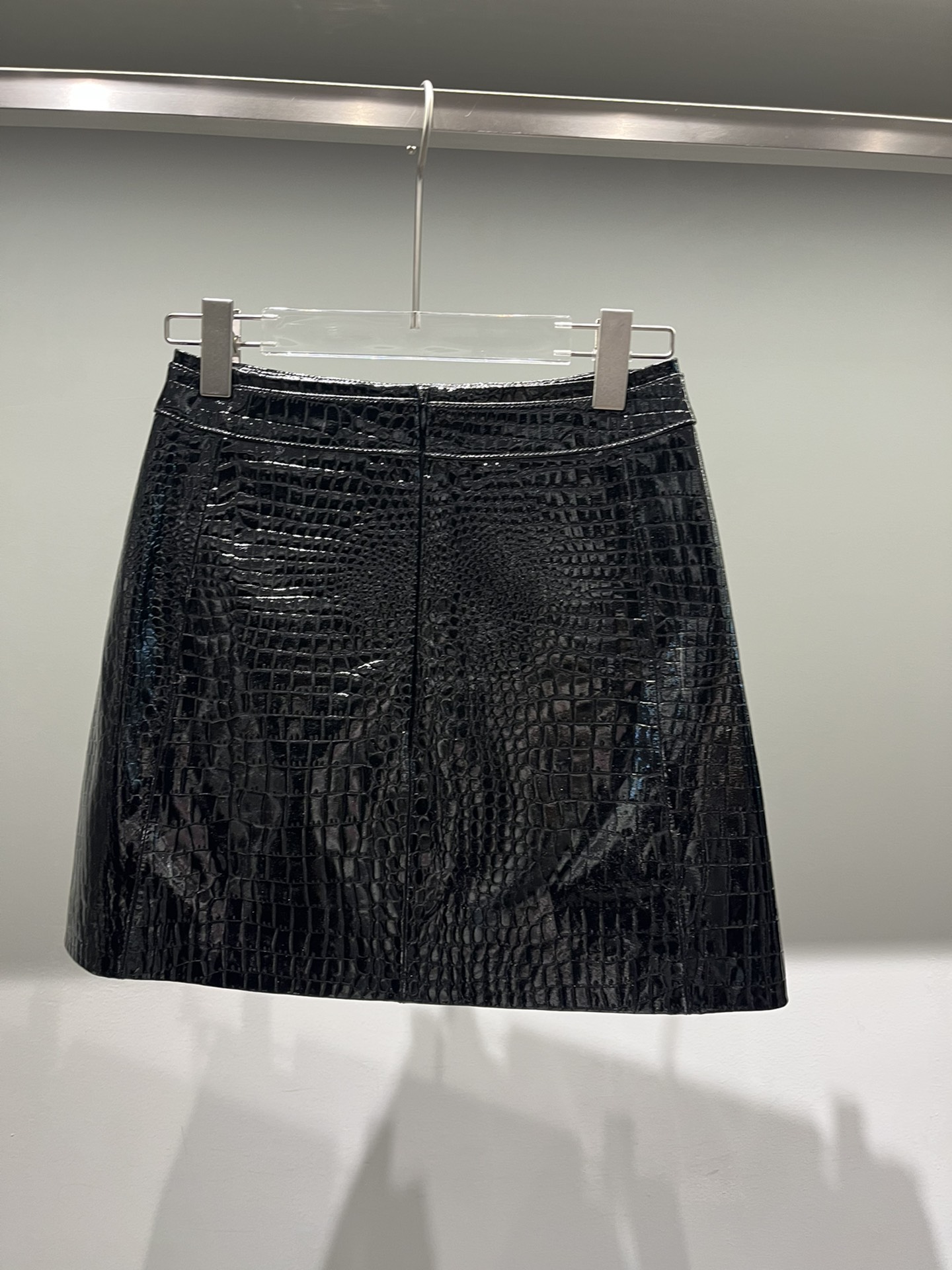 P989 One-Size-Fits-All Croc-Skin Dress with Small “A” Short for Long Legs - 图片 9