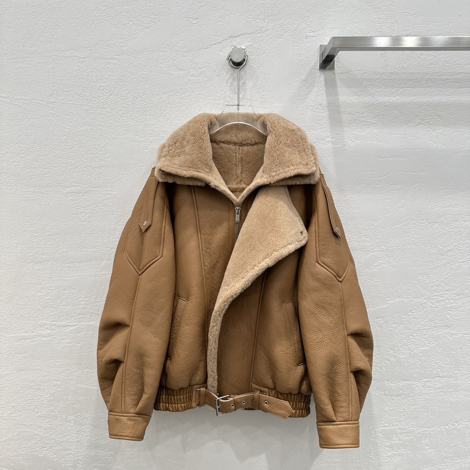 High-end Women’s Clothing with Dustproof Bags: Punk Windmill Autumn/Winter Collection