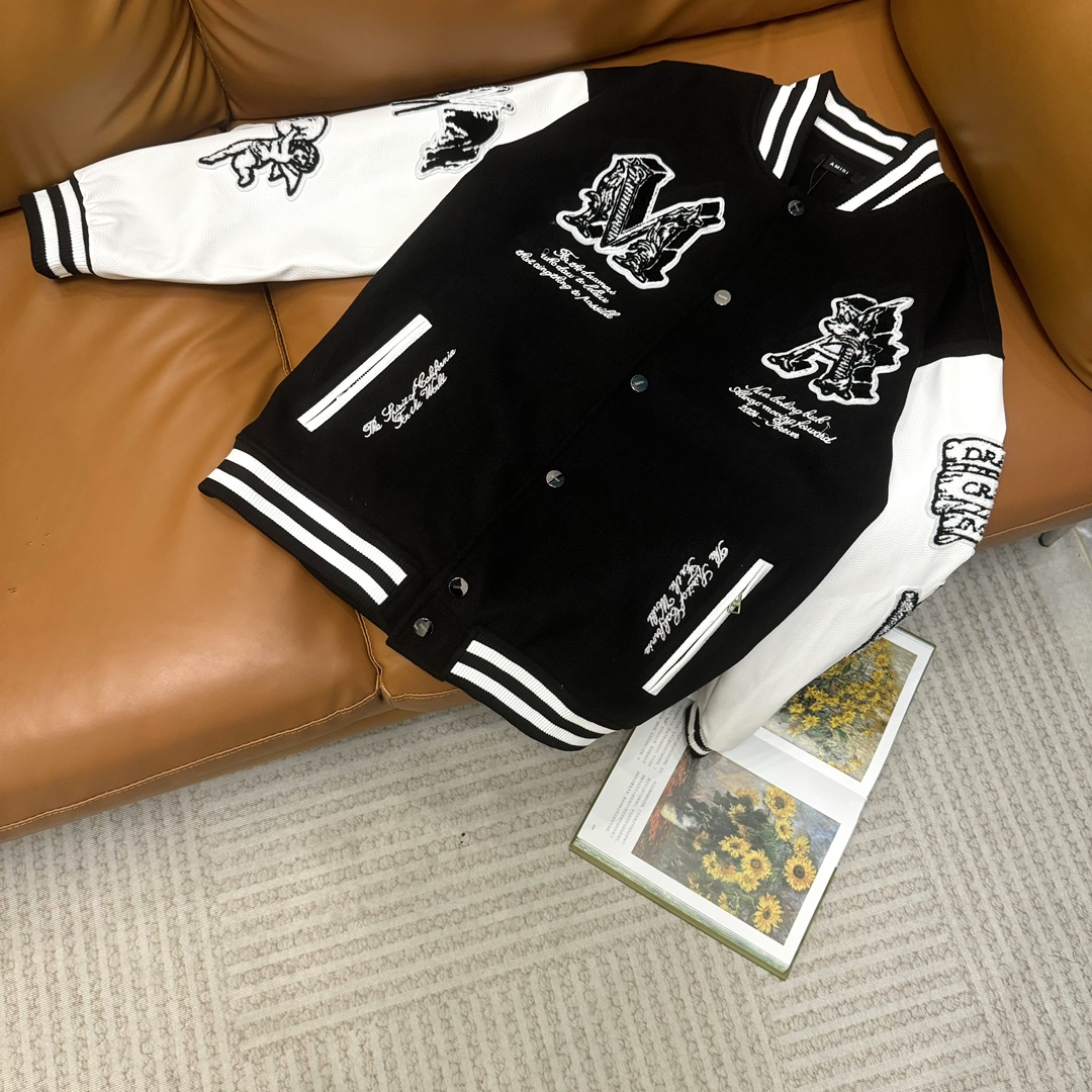 Ami➡️艾米瑞 走秀款棒球服外套夹克 订购原版开模 历时一个月终于出货了，简直太爱了 上身真的超级帅。抖音某博主讲今年LV新出的会成为未来的趋势，随意翻翻街拍 就能发现明星们都把它当作收藏级的外套，男女轻奢主义通勤必备单品。开发全网最高…