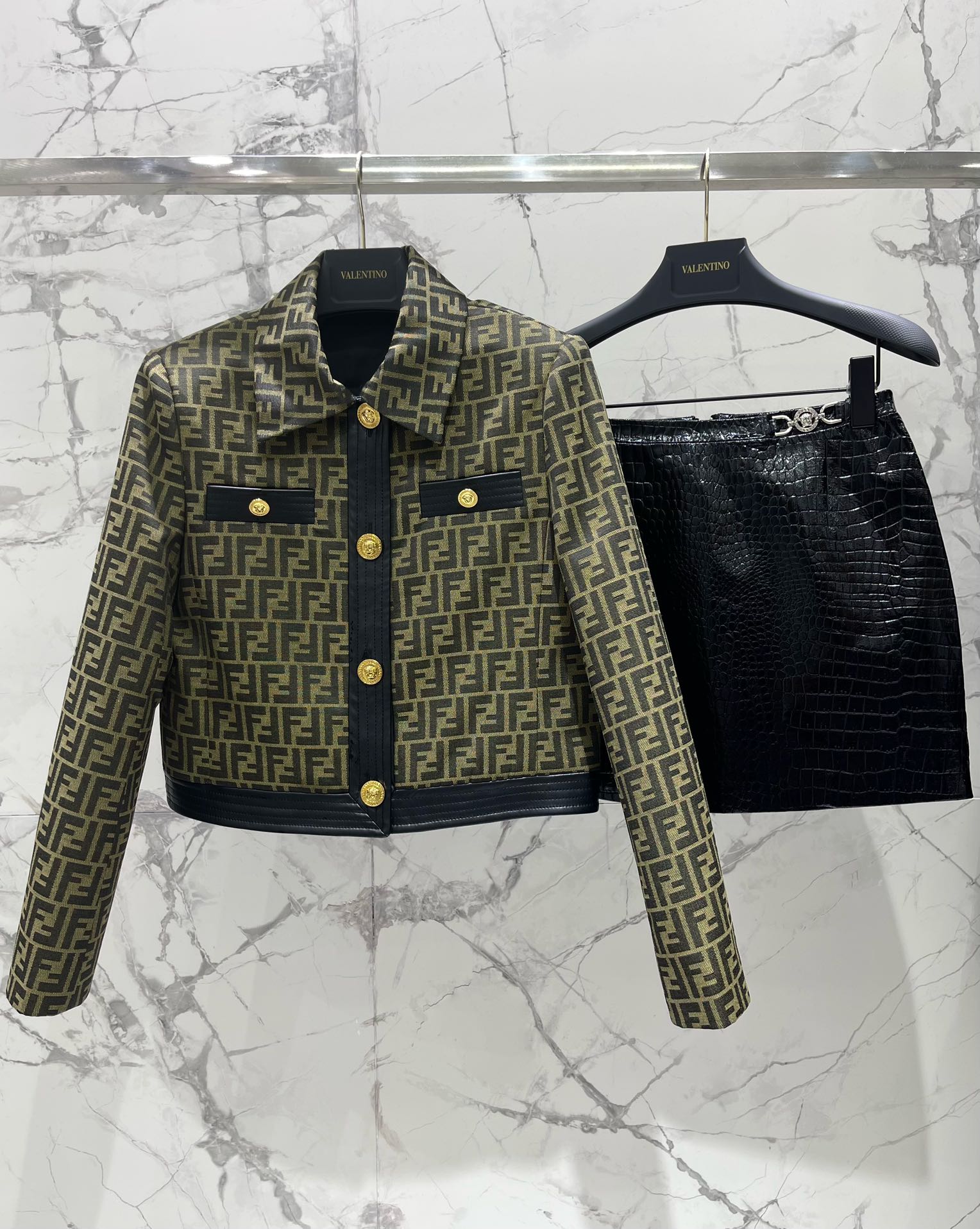 “Fendace Series: Versac x Fend Joint Female Suit with Vance Metallogo Buttons” - 图片 2