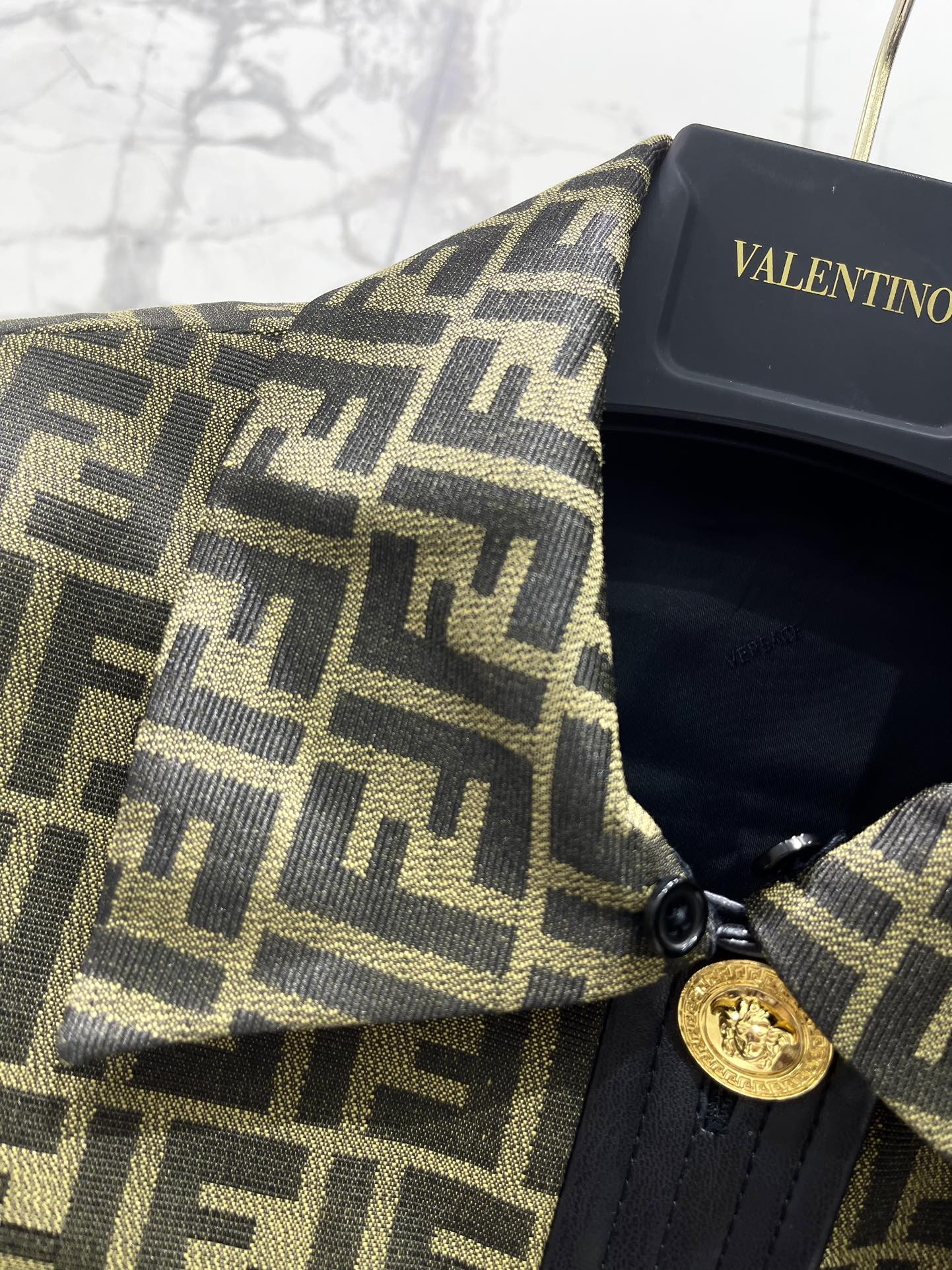 “Fendace Series: Versac x Fend Joint Female Suit with Vance Metallogo Buttons” - 图片 4