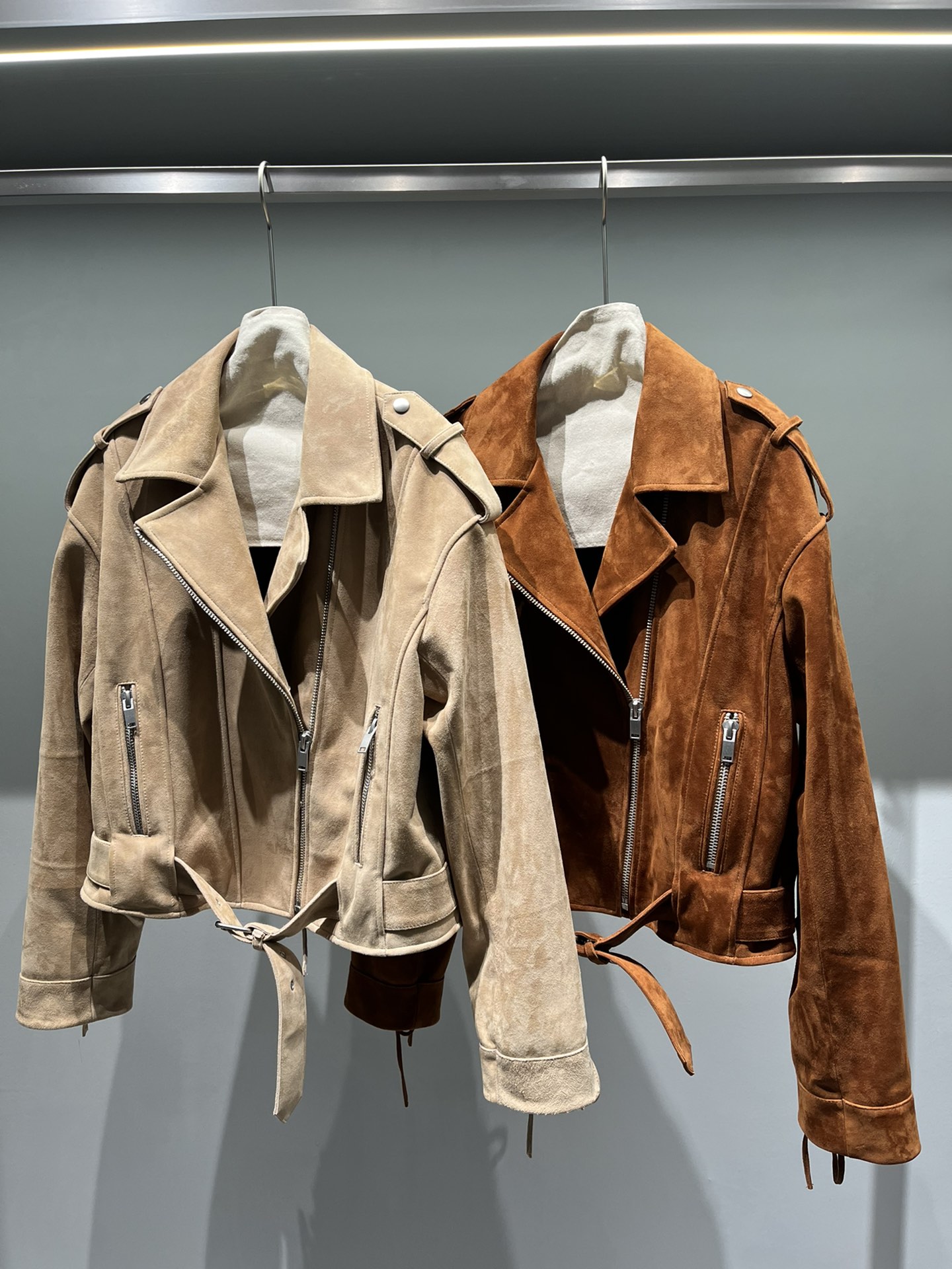 NO:744758,, sheepskin suede motorcycle jacket, we all cut it in a big way, which costs a lot of leather, but the effect is the same as the one on ins, the upper body is super beautiful!  The hardware can be exchanged for saint laurent, please note., women's clothing, saint laurent, jackets & coats, sheepskin,19860909,羊皮绒面机车外套,我们都是大开张裁剪很费皮料,但是效果和ins的一样,上身超美！五金可换圣罗兰,需要备注.,女装,saint laurent,jackets & coats,sheepskin,,Women's clothing