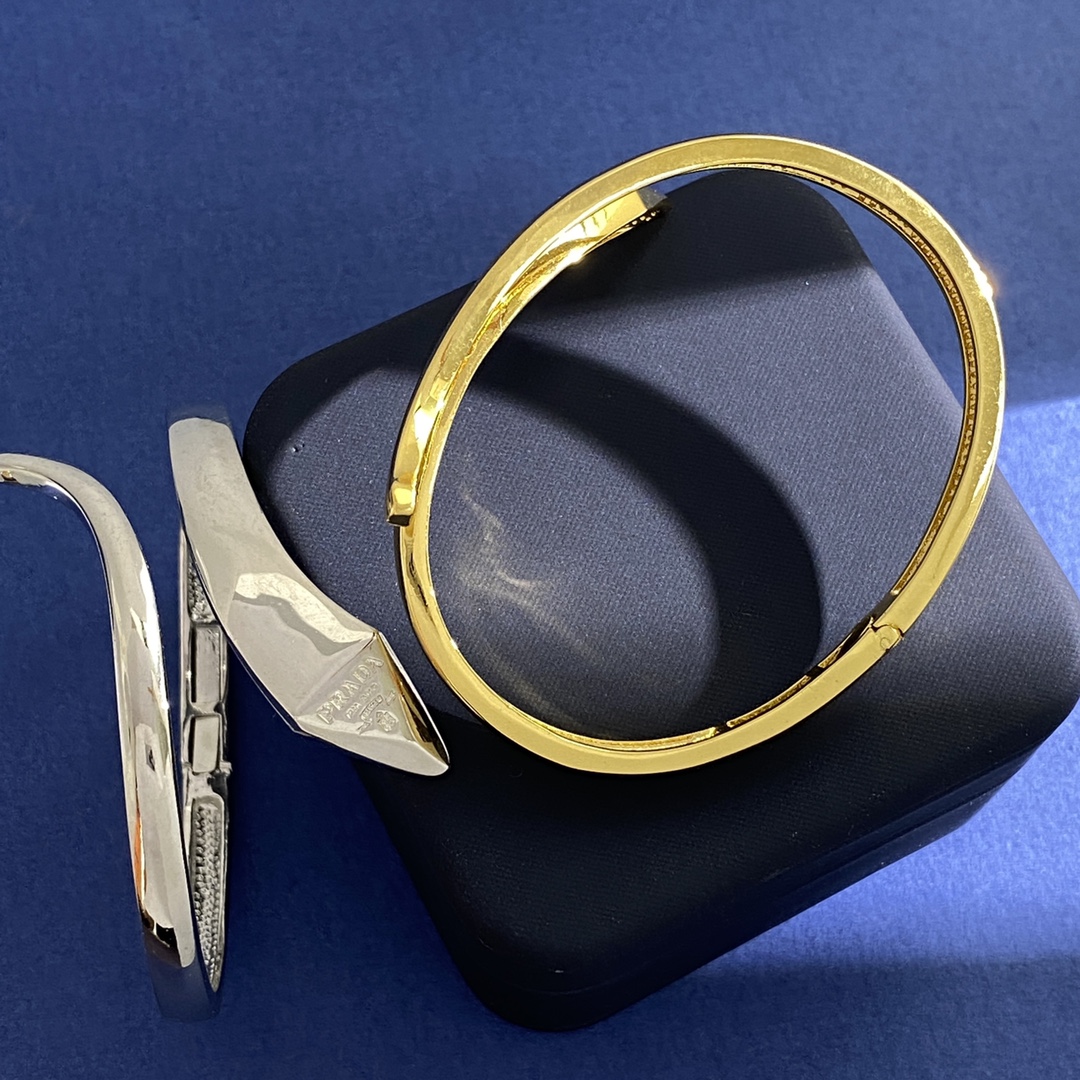 PRADA Snake Head Bracelet: Metallic, Sensory Design in 2 Colors, 18k Gold. - 图片 6