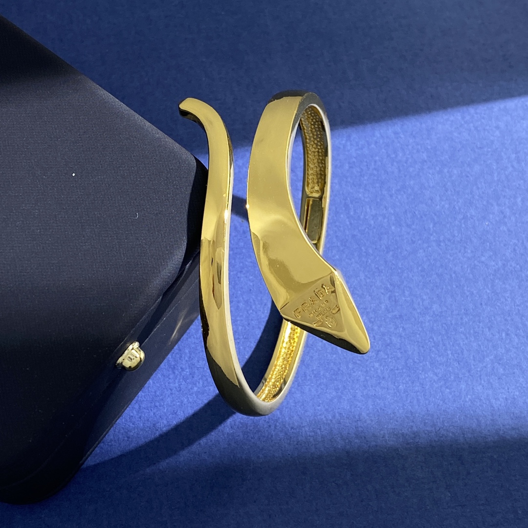 PRADA Snake Head Bracelet: Metallic, Sensory Design in 2 Colors, 18k Gold. - 图片 4