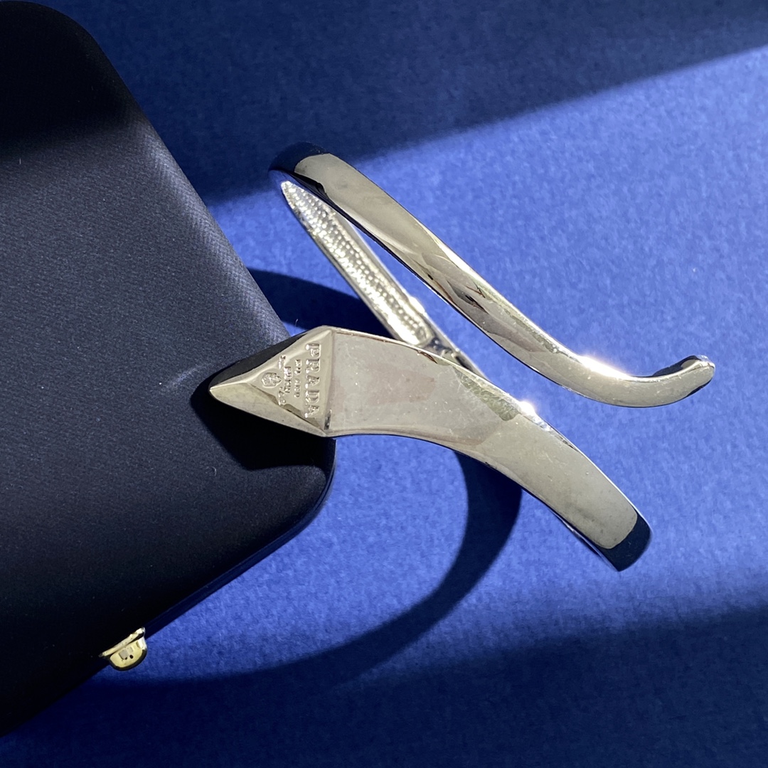 PRADA Snake Head Bracelet: Metallic, Sensory Design in 2 Colors, 18k Gold. - 图片 3