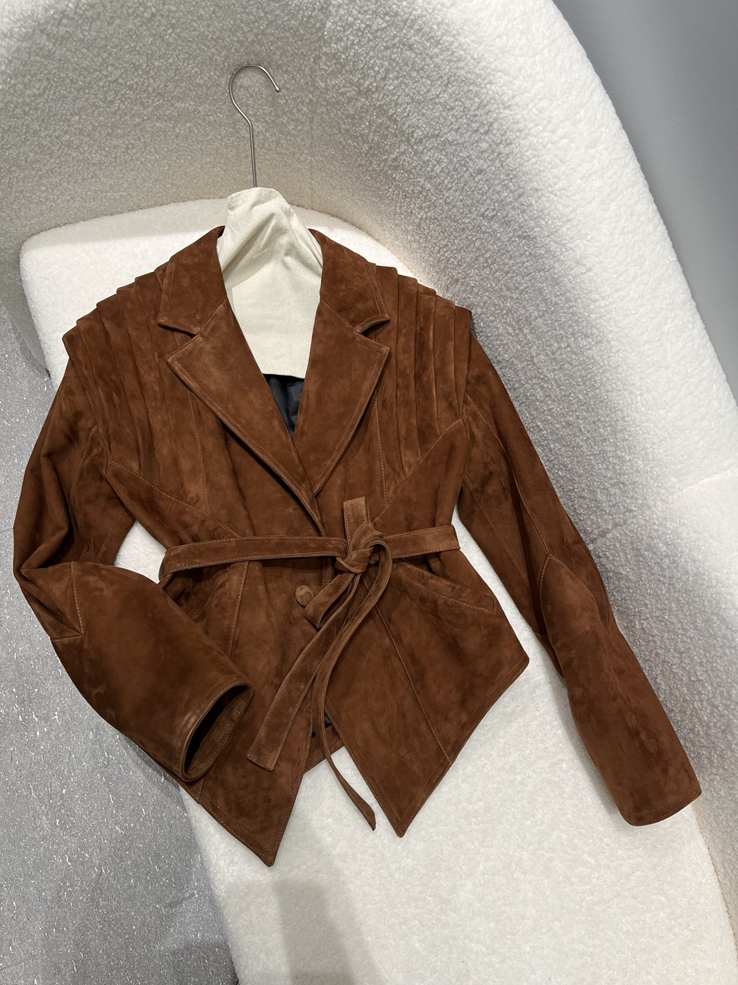 NO:871437,The same style of goatskin suede leather jacket from ins. The unique design of the shoulders is very special and very expensive. The workmanship is complicated and we don’t accept urgent orders. The belt can be used to tighten the waist, which is very flattering. It comes in many colors and the upper body is super beautiful!  Mahogany red S- Xxl size, women's clothing, leather jacket, sheepskin,19860909ins同款山羊皮绒面皮衣,独特设计感肩膀很特别也很费料,做工复杂,不接急单.腰带可收腰,非常显身材,多色入,上身超美！ 桃木红色S- Xxl码,女装,leather jacket,sheepskin,,Women's clothing