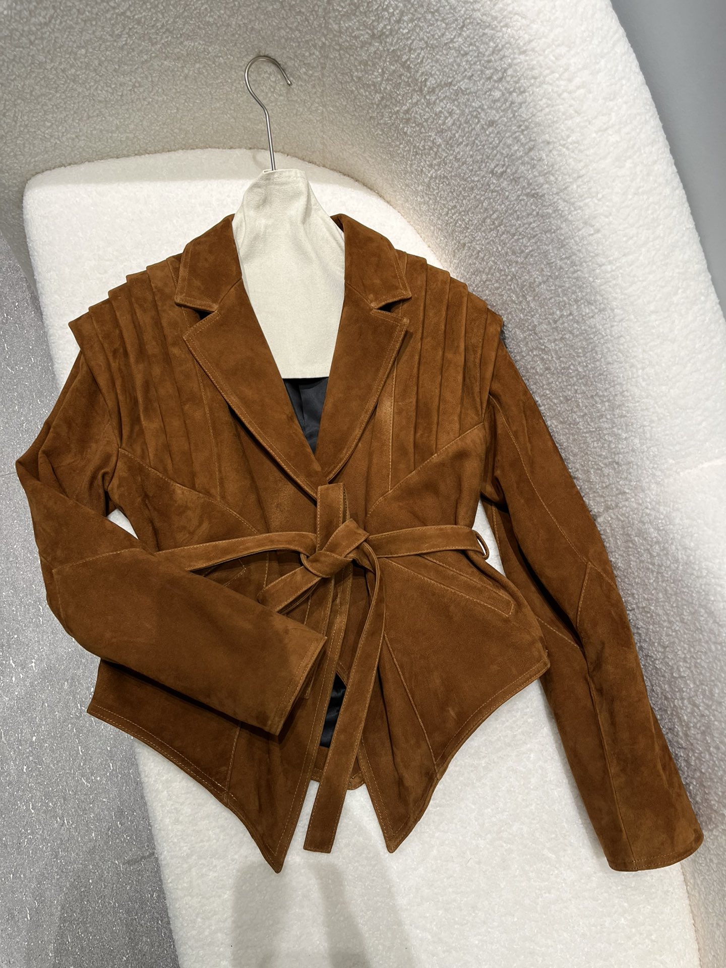 NO:871444,The same style of goatskin suede leather jacket from ins. The unique design of the shoulders is very special and very expensive. The workmanship is complicated and we don’t accept urgent orders. The belt can be used to tighten the waist, which is very flattering. It comes in many colors and the upper body is super beautiful!  Caramel color S- Xxl size, women's clothing, leather jacket, sheepskin,19860909ins同款山羊皮绒面皮衣,独特设计感肩膀很特别也很费料,做工复杂,不接急单.腰带可收腰,非常显身材,多色入,上身超美！ 焦糖色S- Xxl码,女装,leather jacket,sheepskin,,Women's clothing