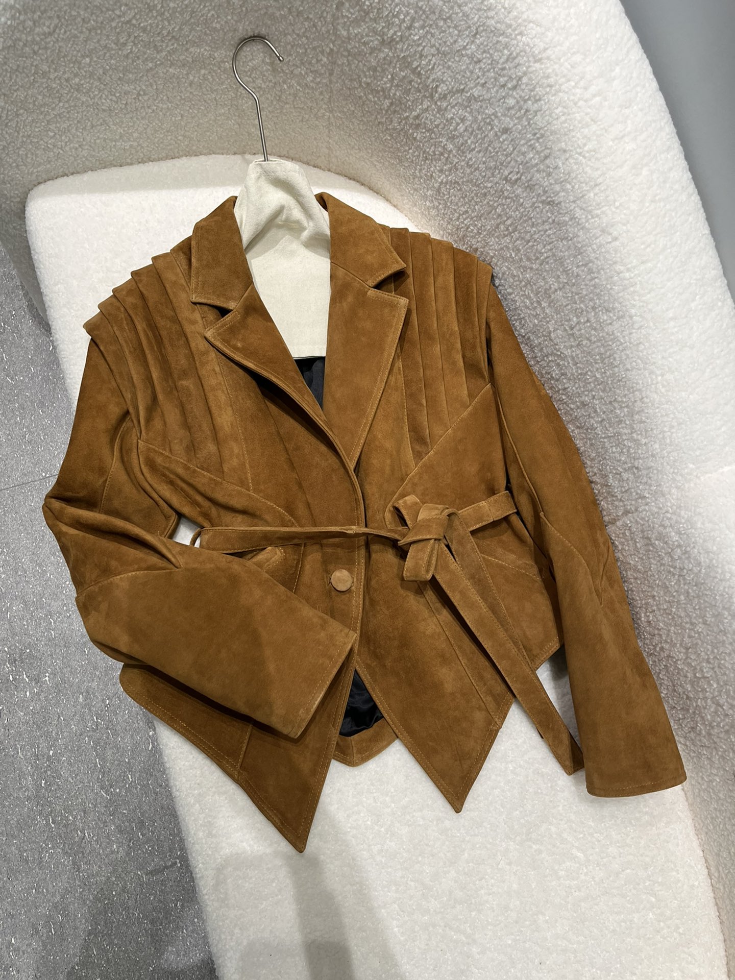 NO:871451,The same style of goatskin suede leather jacket from ins. The unique design of the shoulders is very special and very expensive. The workmanship is complicated and we don’t accept urgent orders. The belt can be used to tighten the waist, which is very flattering. It comes in many colors and the upper body is super beautiful!  Camel S- Xxl size, women's clothing, leather jacket, sheepskin,19860909ins同款山羊皮绒面皮衣,独特设计感肩膀很特别也很费料,做工复杂,不接急单.腰带可收腰,非常显身材,多色入,上身超美！ 驼色S- Xxl码,女装,leather jacket,sheepskin,,Women's clothing