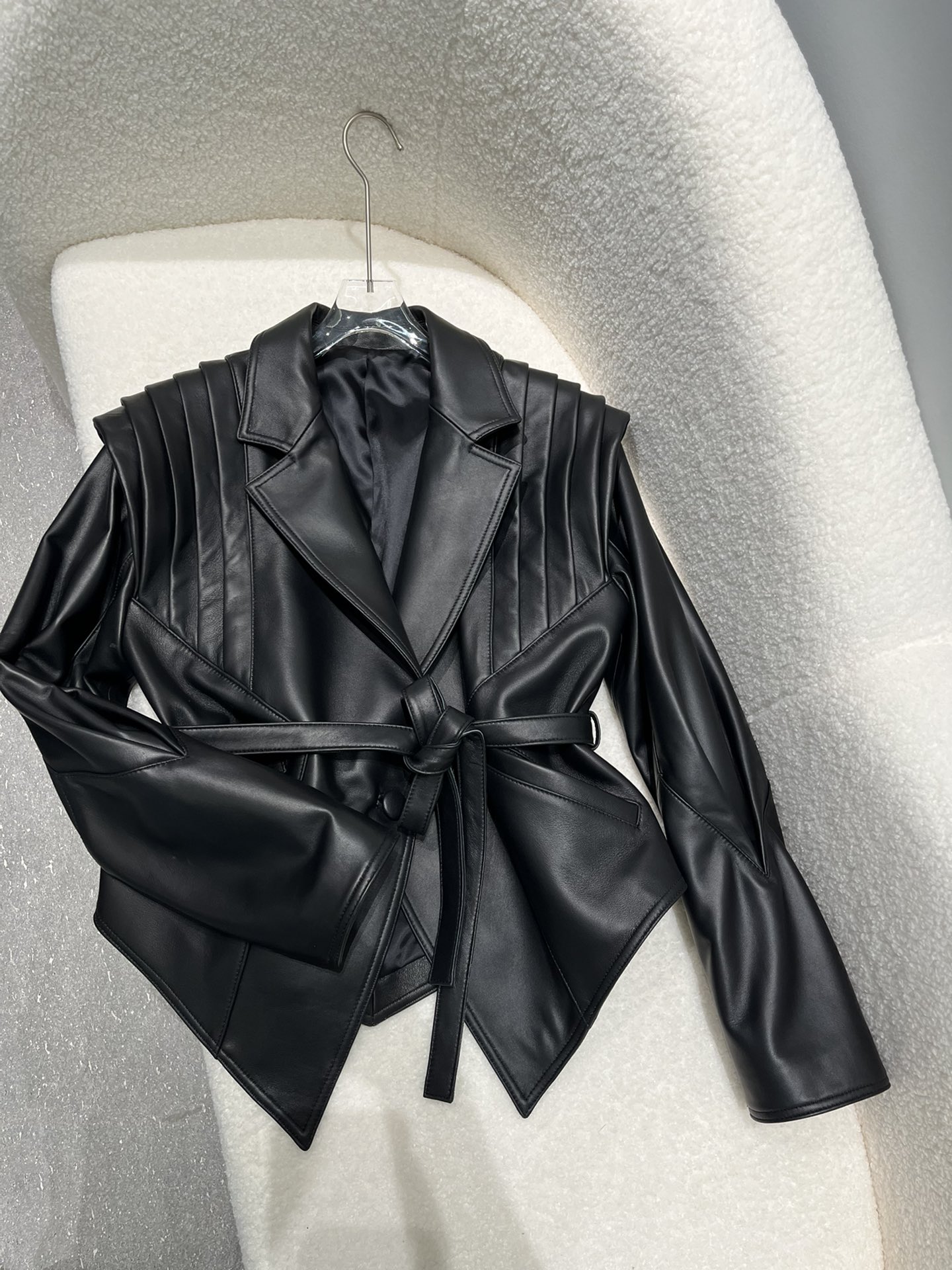 NO:871458,The same style of goatskin suede leather jacket from ins. The unique design of the shoulders is very special and very expensive. The workmanship is complicated and we don’t accept urgent orders. The belt can be used to tighten the waist, which is very flattering. It comes in many colors and the upper body is super beautiful!  black sheepskin, women's clothing, leather jacket, sheepskin,19860909ins同款山羊皮绒面皮衣,独特设计感肩膀很特别也很费料,做工复杂,不接急单.腰带可收腰,非常显身材,多色入,上身超美！ 黑色绵羊皮,女装,leather jacket,sheepskin,,Women's clothing