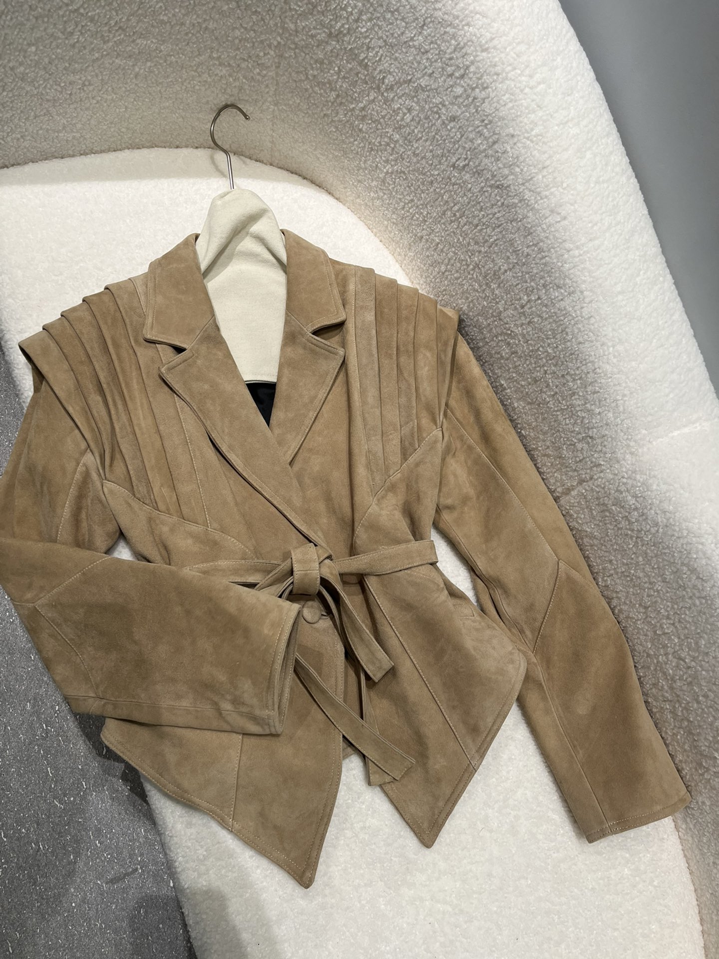 NO:871465,The same style of goatskin suede leather jacket from ins. The unique design of the shoulders is very special and very expensive. The workmanship is complicated and we don’t accept urgent orders. The belt can be used to tighten the waist, which is very flattering. It comes in many colors and the upper body is super beautiful!  Beige S- Xxl size, women's clothing, leather jacket, sheepskin,19860909ins同款山羊皮绒面皮衣,独特设计感肩膀很特别也很费料,做工复杂,不接急单.腰带可收腰,非常显身材,多色入,上身超美！ 米黄色S- Xxl码,女装,leather jacket,sheepskin,,Women's clothing