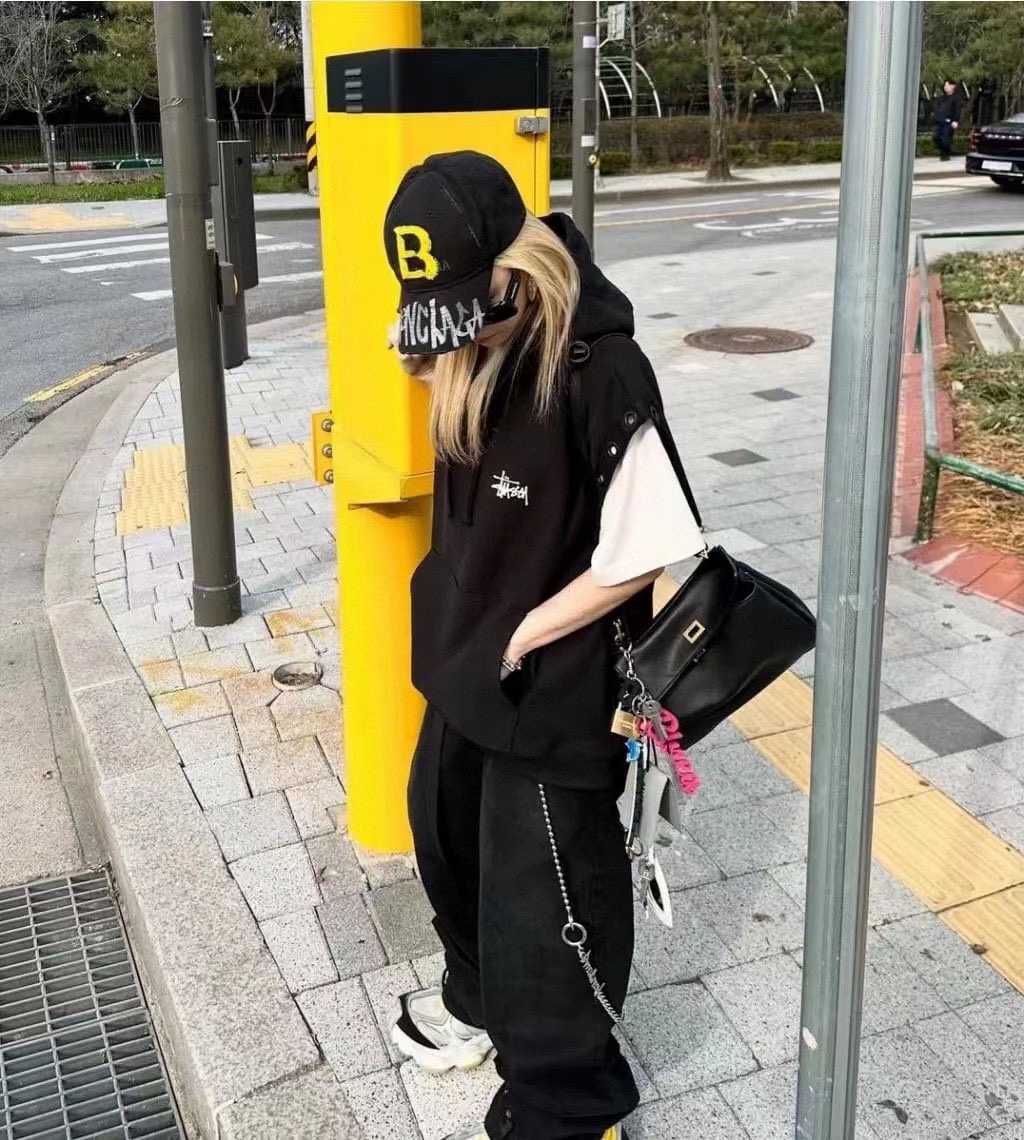 NO:217134,Balenciaga baseball cap casual versatile style Graffiti series Baseball cap trendy, fashionable, versatile all styles Magical improvement of face shape, wear a horse face small hat Fisherman hat Baseball cap knit hat, hat, balenciaga, espadrilles, hats19860909巴黎世家棒球帽休闲百搭款 涂鸦系列 棒球帽 潮流时尚,百搭所有风格 神奇改善脸型,戴上立马脸小帽子渔夫帽棒球帽针织帽,帽子,balenciaga,espadrilles,hats,hat