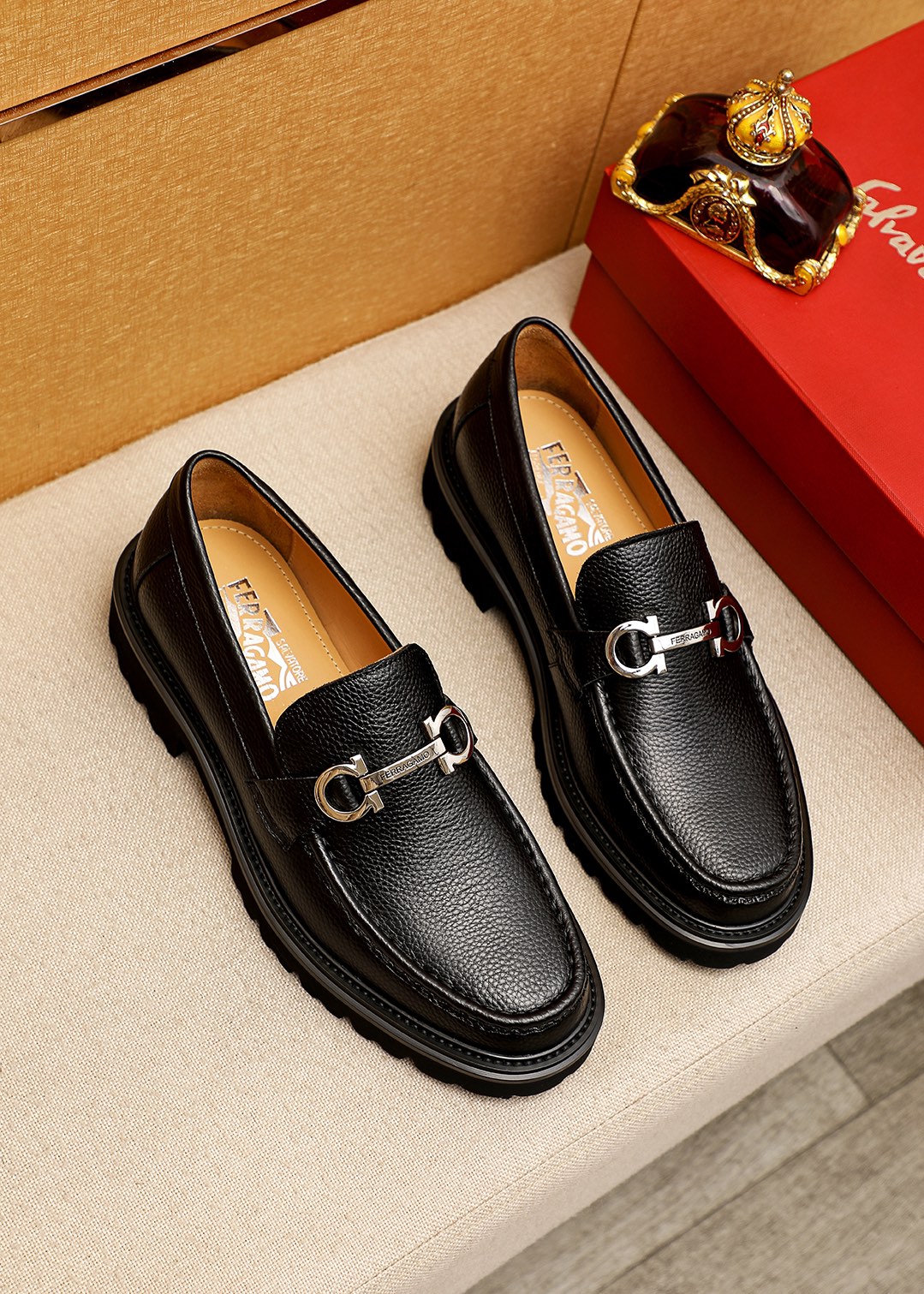 NO:270286,Top quality counter purchasing agent Ferragamo!  2024 men's formal leather shoes!  Pure and high quality can be compared 1:1!  Fabric imported from Italy original custom-made top layer lychee pattern calfskin inner lining is fully imported water dyed cowhide inner lining pad!  The counter is available at the same time, and the soles are imported from Dongguan!  Original special supply original base is super comfortable, original order goods, high quality, you can enter and exit the counter at will, welcome to compare the counter synchronous code, positive code 38–44 (45 customized), ferragamo, cowhide19860909专柜品质顶级代购菲拉格慕爆款！2024男士正装皮鞋！纯正高品质可1:1比较！面料意大利进口原版定制头层荔枝纹小牛皮内里全进口水染牛皮里垫！专柜同步发售,鞋底东莞进口发泡大底！原厂特供原版底超级舒适,原厂跟单货,高品质,可随意进出专柜,欢迎对比专柜同步,正码38–44(45订制）,,ferragamo,cowhide,Men's shoes