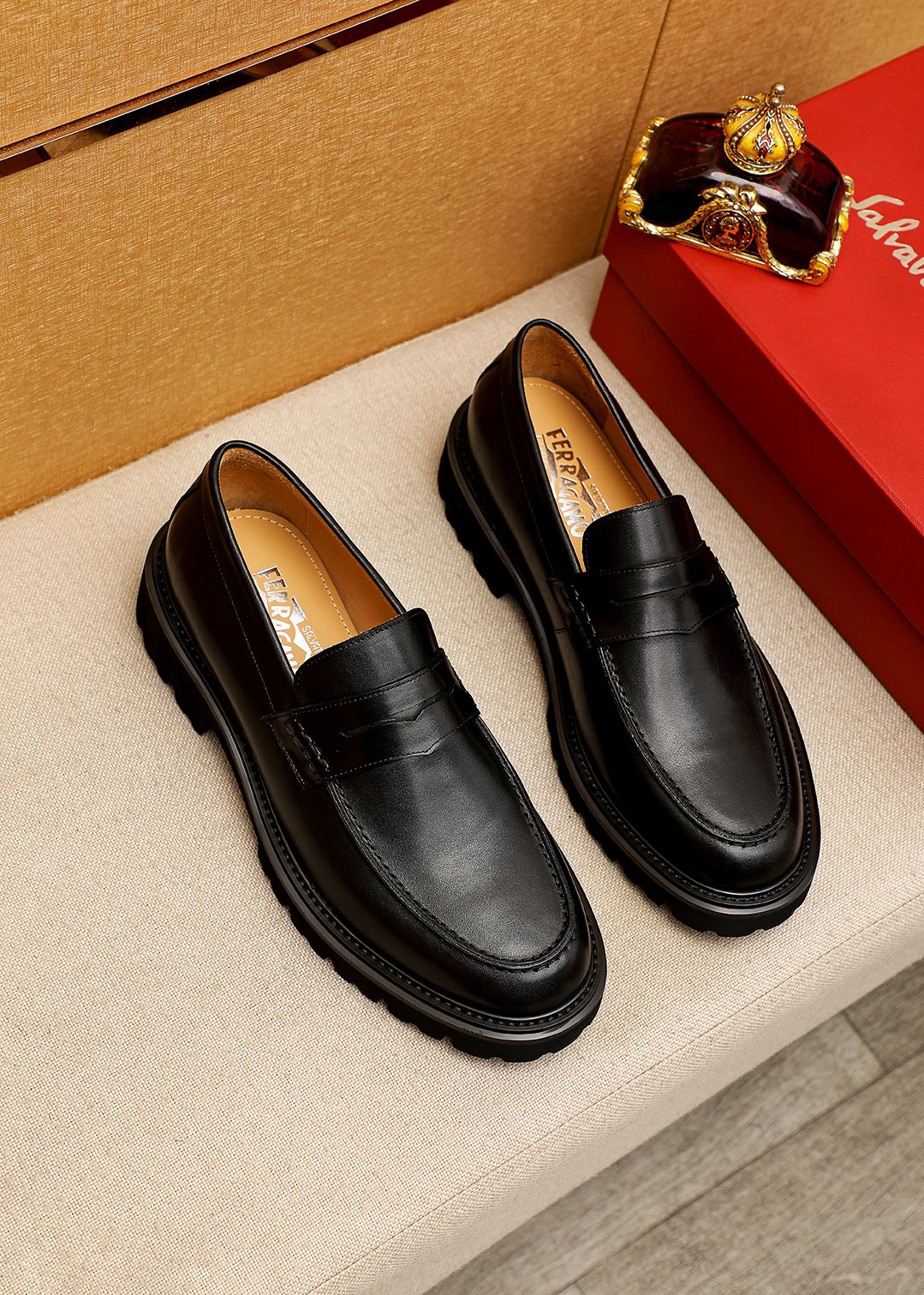 NO:270287,Top quality counter purchasing agent Ferragamo!  2024 men's formal leather shoes!  Pure and high quality can be compared 1:1!  Fabric imported from Italy original custom-made first layer open cowhide inner lining fully imported water dyed cowhide inner lining!  The counter is available at the same time, and the soles are imported from Dongguan!  Original special supply original base is super comfortable, original order goods, high quality, you can enter and exit the counter at will, welcome to compare the counter synchronous code, positive code 38–44 (45 customized), ferragamo, cowhide19860909专柜品质顶级代购菲拉格慕爆款！2024男士正装皮鞋！纯正高品质可1:1比较！面料意大利进口原版定制头层开牛皮内里全进口水染牛皮里垫！专柜同步发售,鞋底东莞进口发泡大底！原厂特供原版底超级舒适,原厂跟单货,高品质,可随意进出专柜,欢迎对比专柜同步,正码38–44(45订制）,,ferragamo,cowhide,Men's shoes