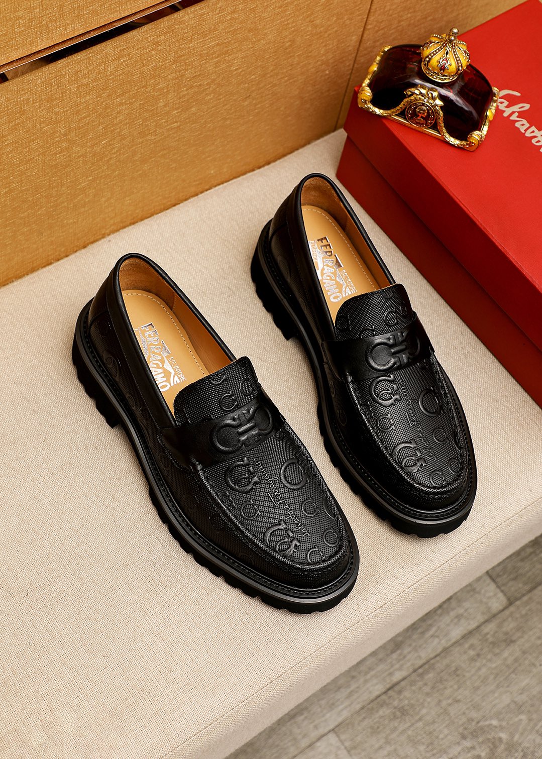 NO:270248,Top quality counter purchasing agent Ferragamo!  2024 men's formal leather shoes!  Pure and high quality can be compared 1:1!  Fabric imported from Italy original custom-made calfskin embossed, and the inner layer is fully imported water-dyed cowhide inside!  The counter is available at the same time, and the soles are imported from Dongguan!  Original special supply original base is super comfortable, original order goods, high quality, you can enter and exit the counter at will, welcome to compare the counter synchronous code, positive code 38–44 (45 customized), ferragamo, cowhide19860909专柜品质顶级代购菲拉格慕爆款！2024男士正装皮鞋！纯正高品质可1:1比较！面料意大利进口原版定制头层小牛皮压花,内里全进口水染牛皮里垫！专柜同步发售,鞋底东莞进口发泡大底！原厂特供原版底超级舒适,原厂跟单货,高品质,可随意进出专柜,欢迎对比专柜同步,正码38–44(45订制）,,ferragamo,cowhide,Men's shoes