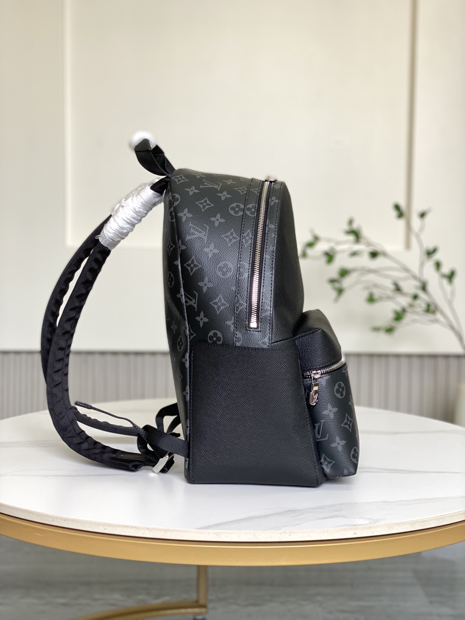 [Backpacks]Discovery backpack combines Monogram canvas and Taga leather Retran