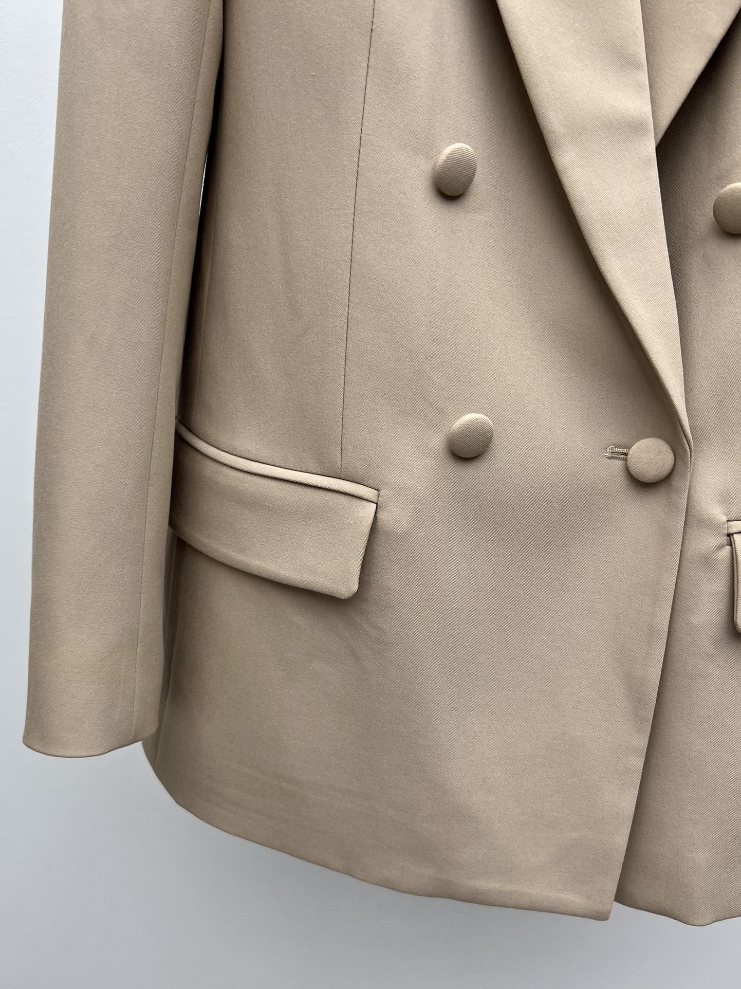 “SAINT LAURENT Sand Suit: One-Size-Fits-All Female Suit Packaged in Classic Contour Style” - 图片 5