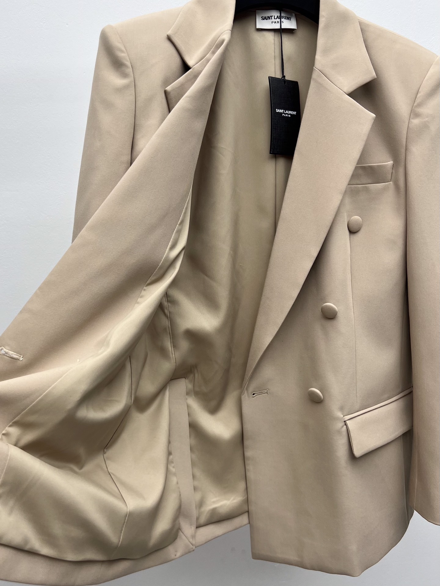 “SAINT LAURENT Sand Suit: One-Size-Fits-All Female Suit Packaged in Classic Contour Style” - 图片 6