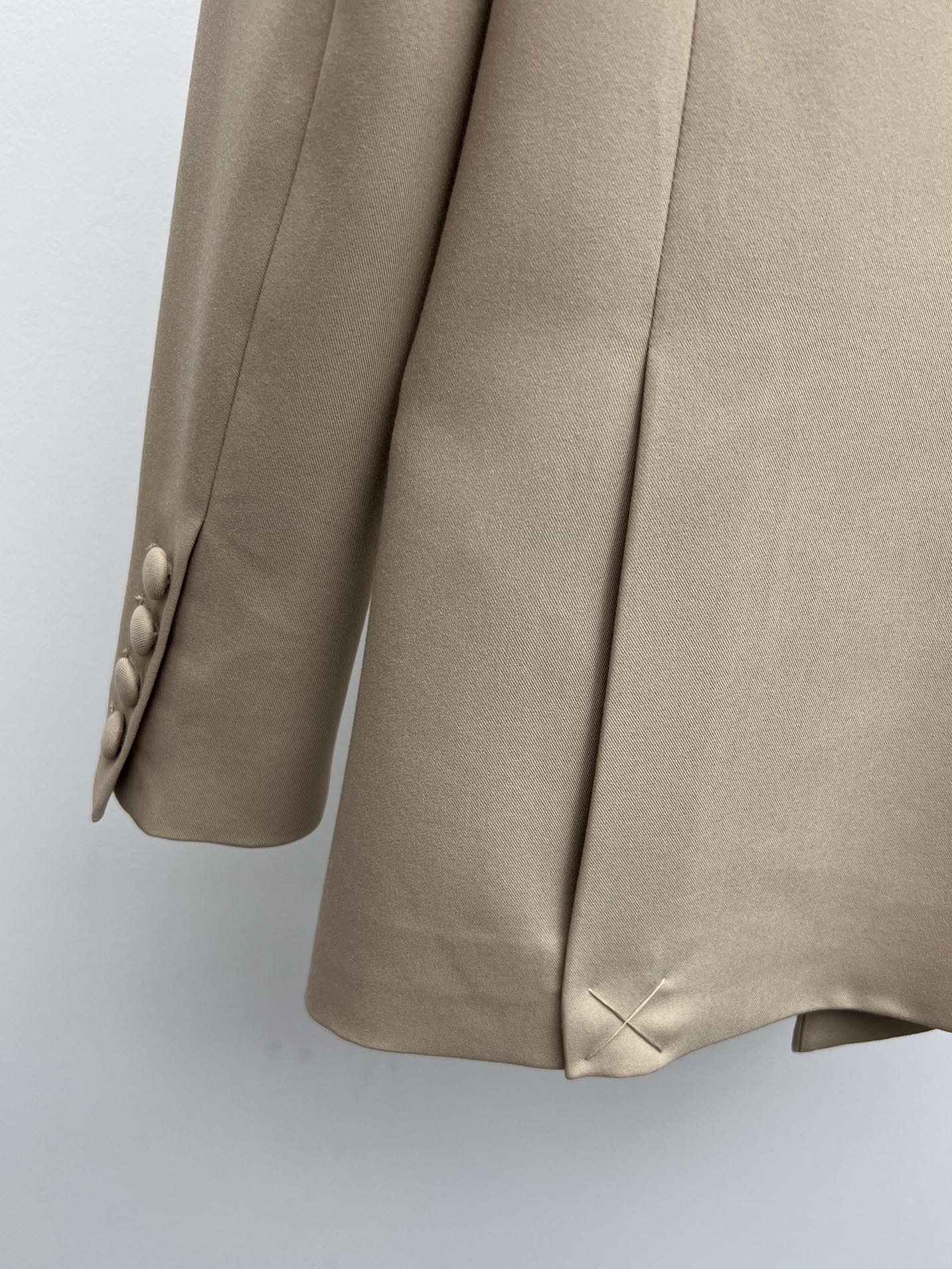 “SAINT LAURENT Sand Suit: One-Size-Fits-All Female Suit Packaged in Classic Contour Style” - 图片 9