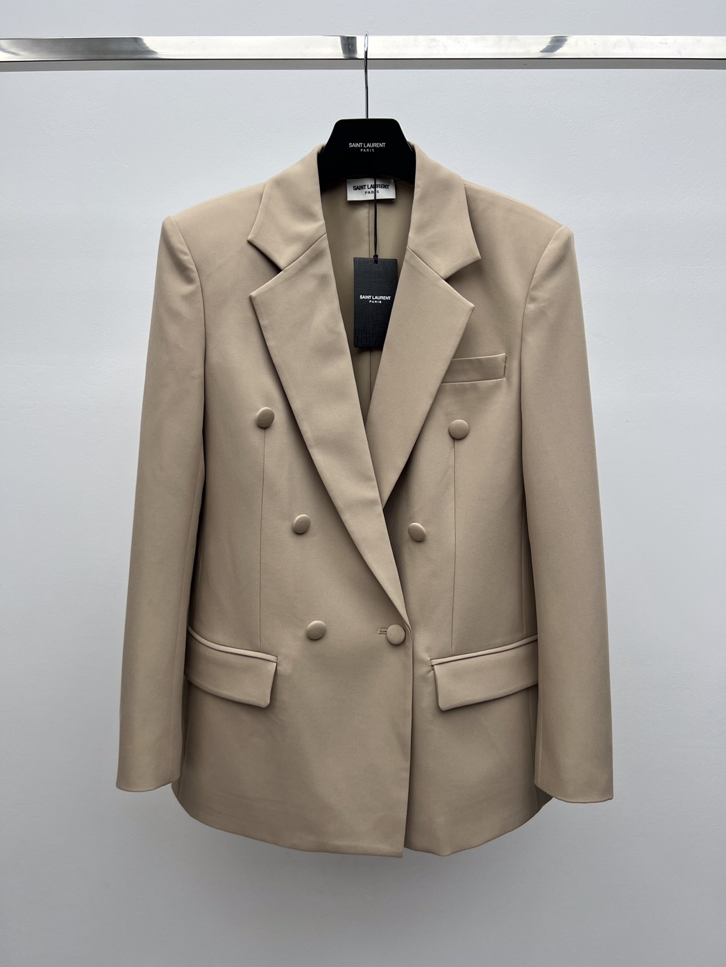 “SAINT LAURENT Sand Suit: One-Size-Fits-All Female Suit Packaged in Classic Contour Style” - 图片 2