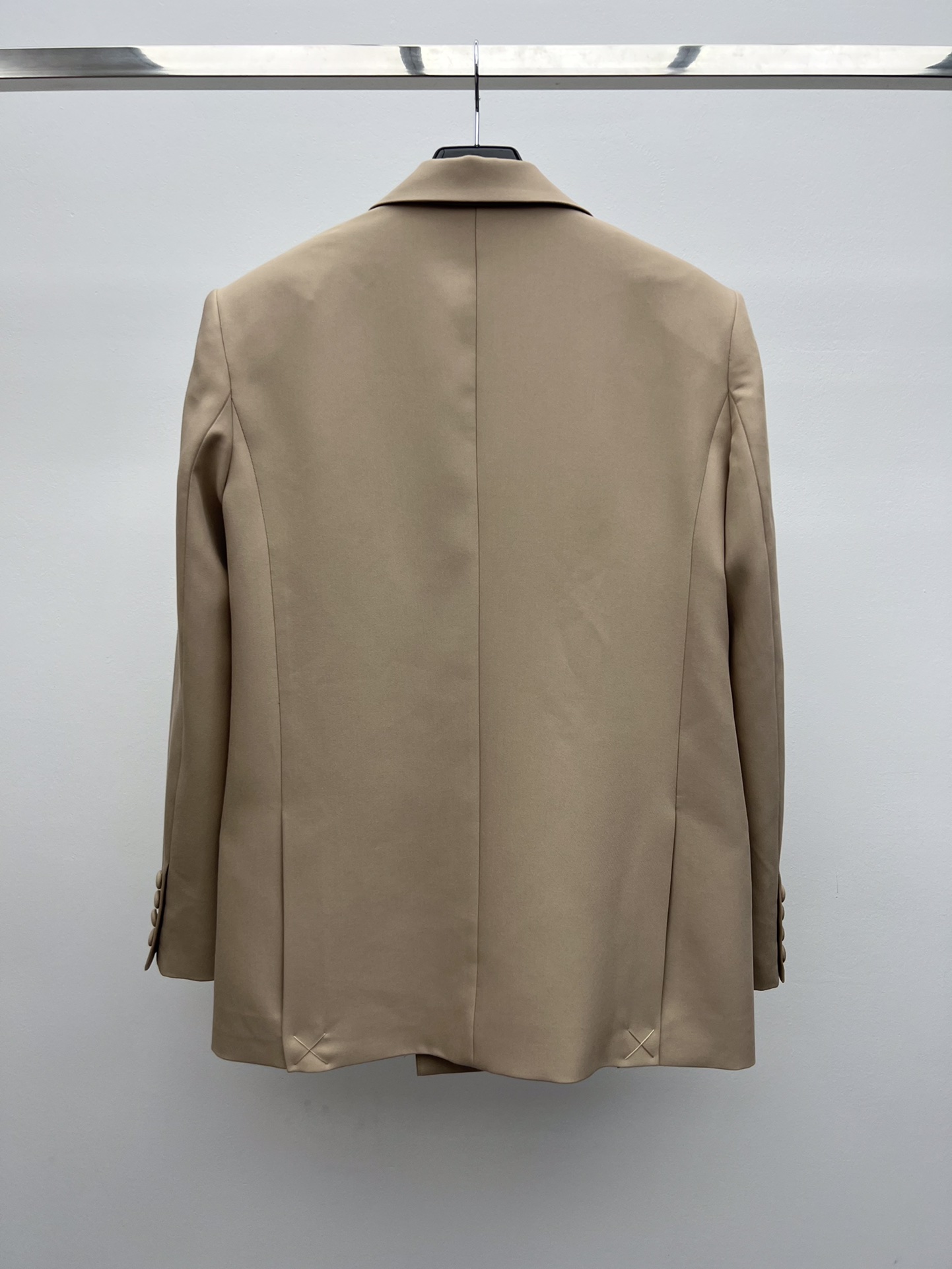 “SAINT LAURENT Sand Suit: One-Size-Fits-All Female Suit Packaged in Classic Contour Style” - 图片 8