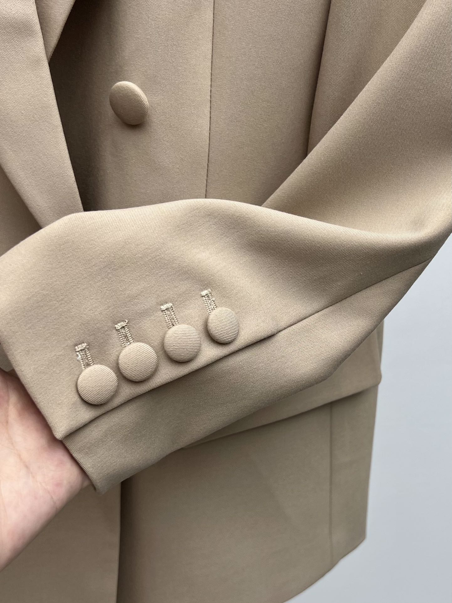 “SAINT LAURENT Sand Suit: One-Size-Fits-All Female Suit Packaged in Classic Contour Style” - 图片 7