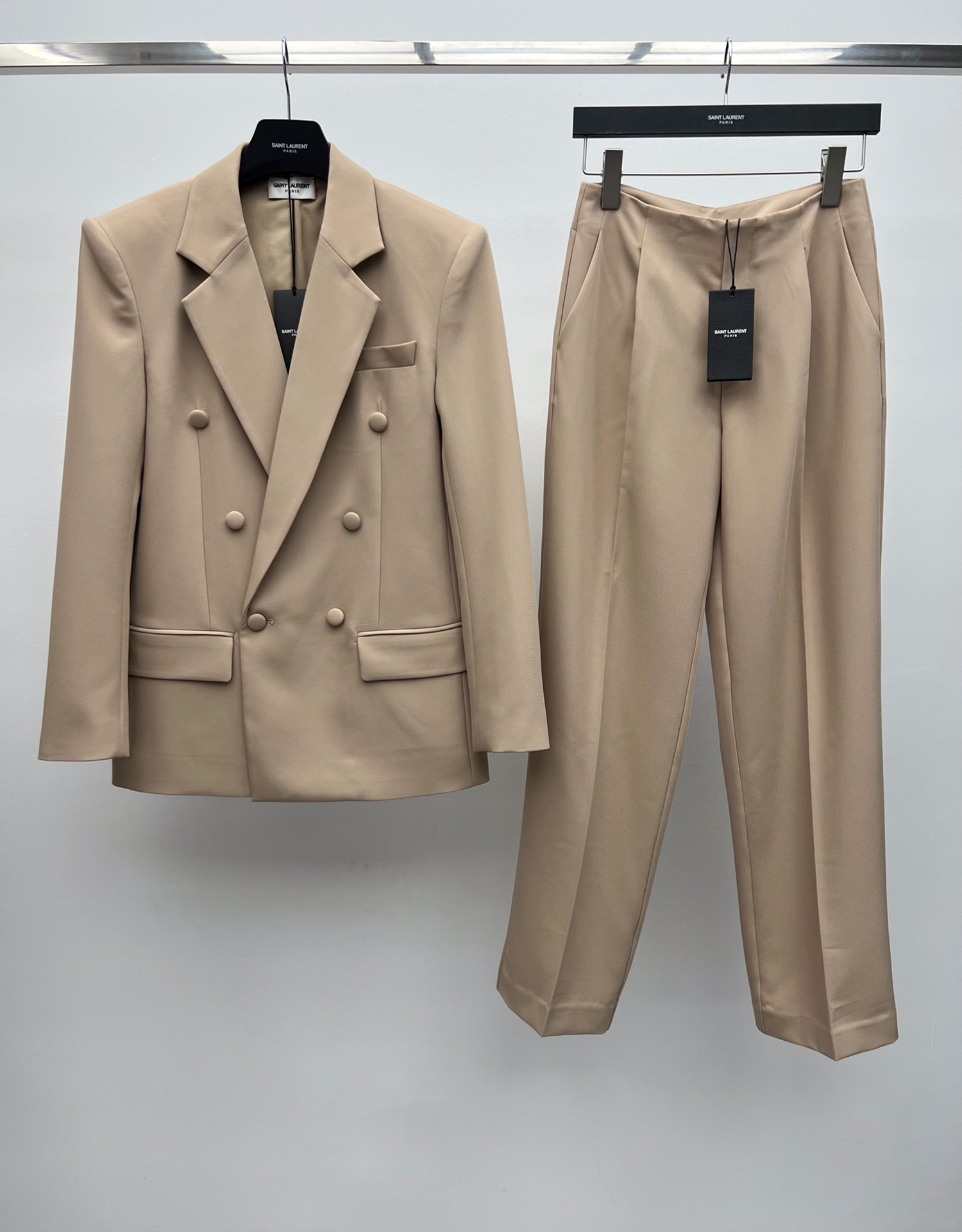 “SAINT LAURENT Sand Suit: One-Size-Fits-All Female Suit Packaged in Classic Contour Style” - 图片 1