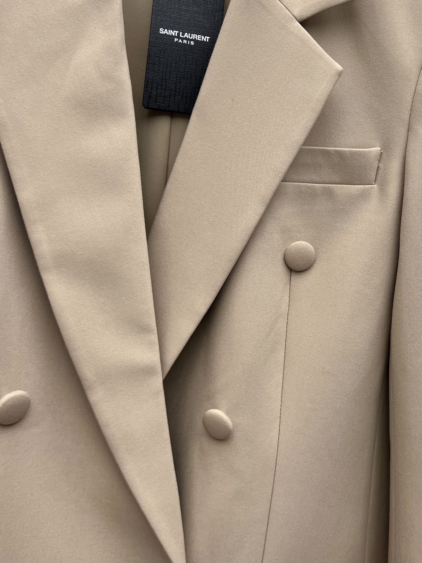 “SAINT LAURENT Sand Suit: One-Size-Fits-All Female Suit Packaged in Classic Contour Style” - 图片 4