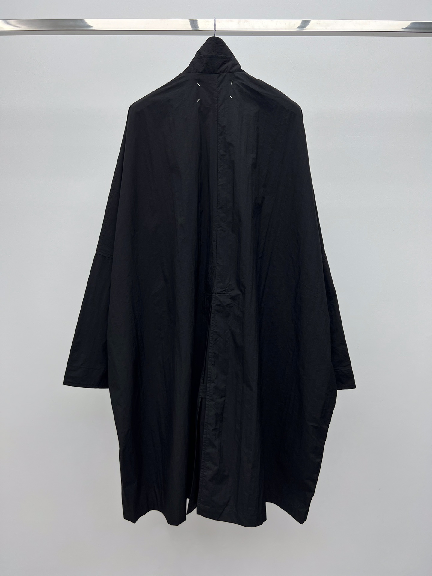 “Retro Maison Margiela Windsuit: Pragmatic Single-Size Female Suit with Bat Sleeves” - 图片 6
