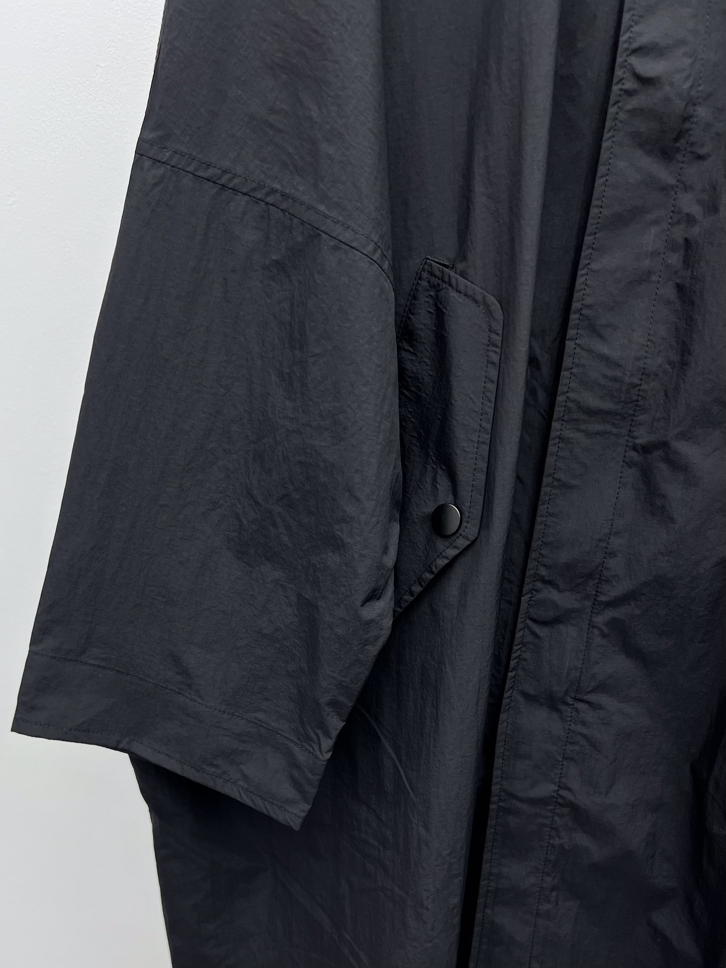 “Retro Maison Margiela Windsuit: Pragmatic Single-Size Female Suit with Bat Sleeves” - 图片 4