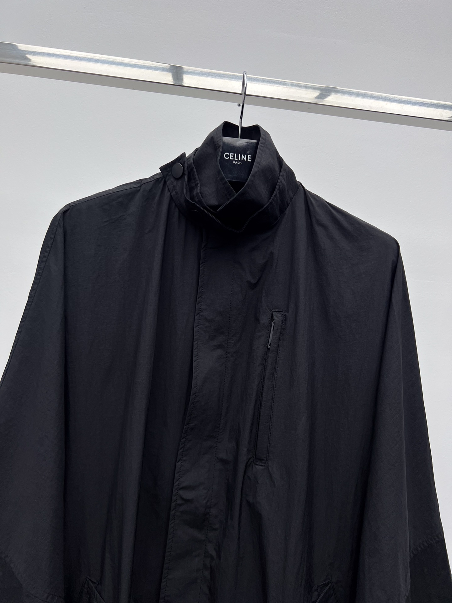 “Retro Maison Margiela Windsuit: Pragmatic Single-Size Female Suit with Bat Sleeves” - 图片 2