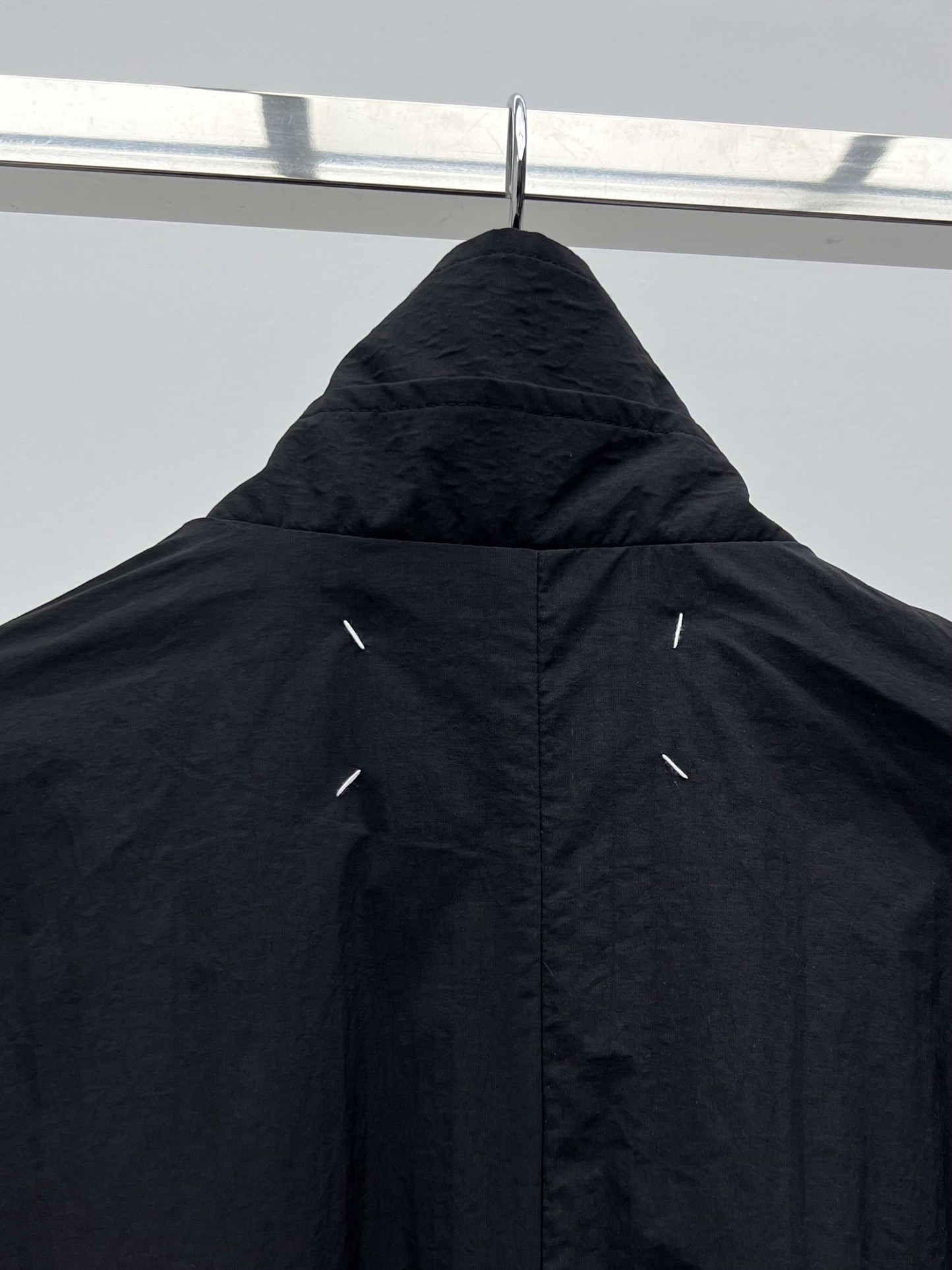 “Retro Maison Margiela Windsuit: Pragmatic Single-Size Female Suit with Bat Sleeves” - 图片 7
