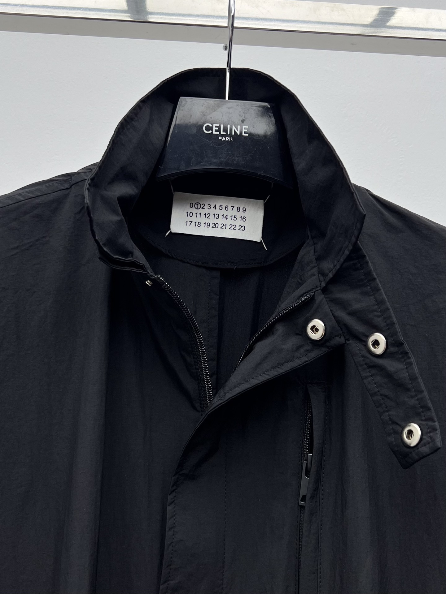 “Retro Maison Margiela Windsuit: Pragmatic Single-Size Female Suit with Bat Sleeves” - 图片 3