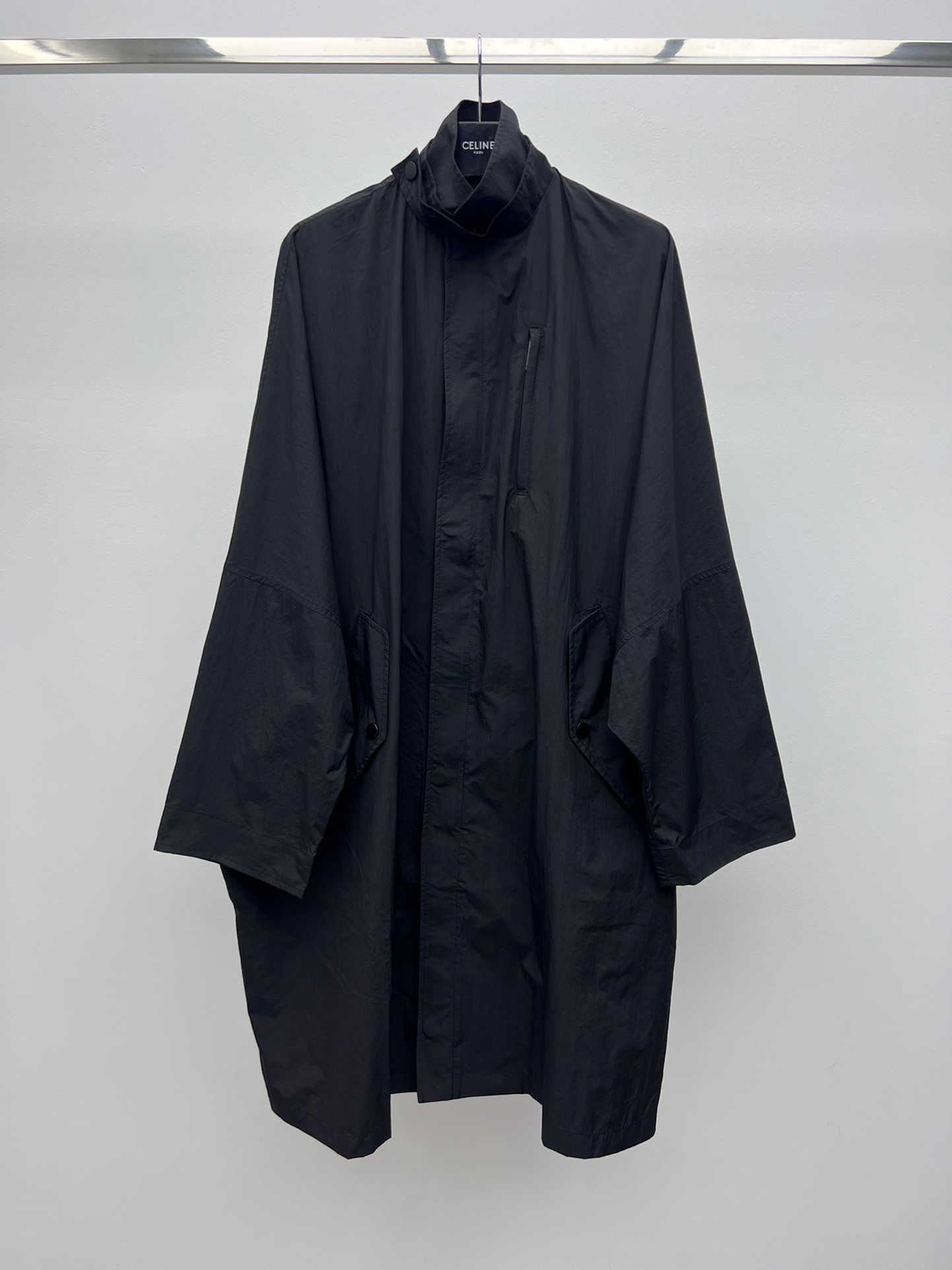 “Retro Maison Margiela Windsuit: Pragmatic Single-Size Female Suit with Bat Sleeves” - 图片 1