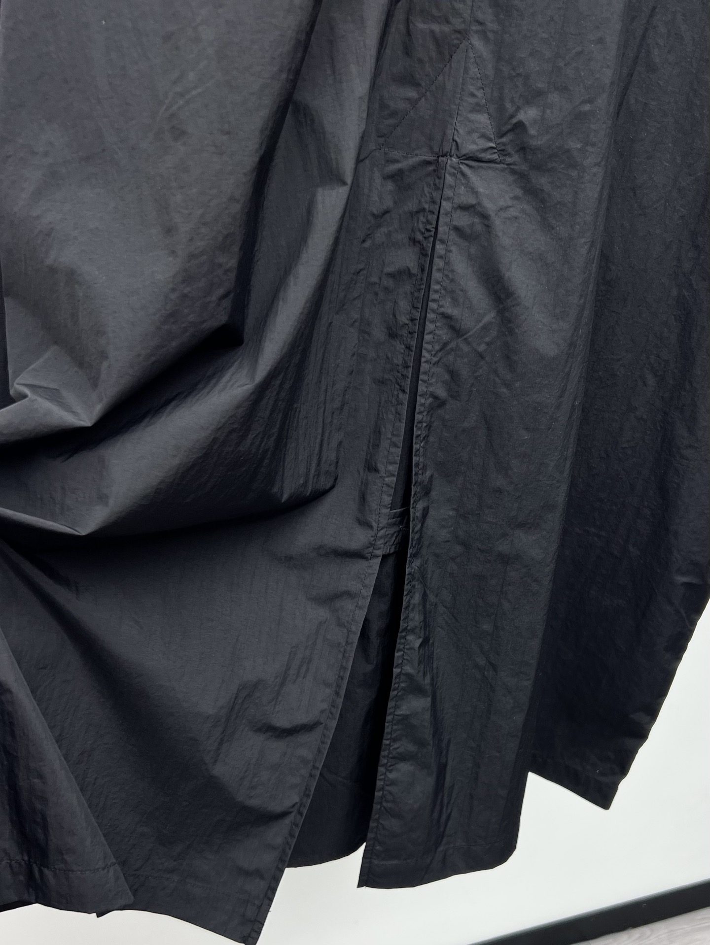 “Retro Maison Margiela Windsuit: Pragmatic Single-Size Female Suit with Bat Sleeves” - 图片 8