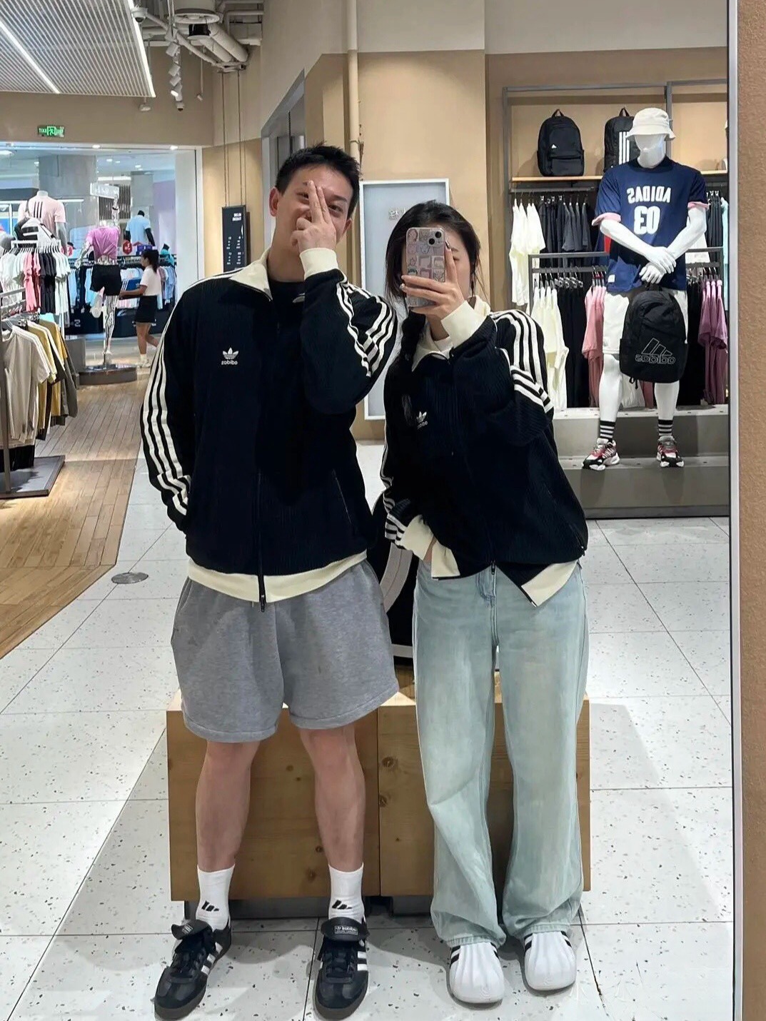 💰155 阿迪达斯华夫格Logo立领拉链长袖开衫夹克jennie同款外套外套
专柜货号：24672303524
经典三杠条纹，白色logo刺绣，简约不简单。定制双开拉链。 经典永不过时！，还有谁不知道同款jennie外套，经典一词已经说累了hhh，细致的刺绣小logo，版型长度都很合适，大小个子通通可以哦！！
绝对不会出错且经典常穿的夹克外套真的是不二之选，快来看上身Get同款叭！
百搭不挑人，
Adidas阿迪达斯AD三叶草字母logo刺绣经典三条杠织带装饰撞色螺纹拼接复古休闲翻领双头拉链华夫格开衫外套
颜色：黑色 米色
尺码：S-XL 
S： 胸围114 衣长66 袖长59 肩宽48 
M：胸围118 衣长68 袖长61 肩宽49 
L： 胸围122 衣长70 袖长63 肩宽50 
XL: 胸围126 衣长72 袖长65 肩宽51
本人178-145 L码微宽松