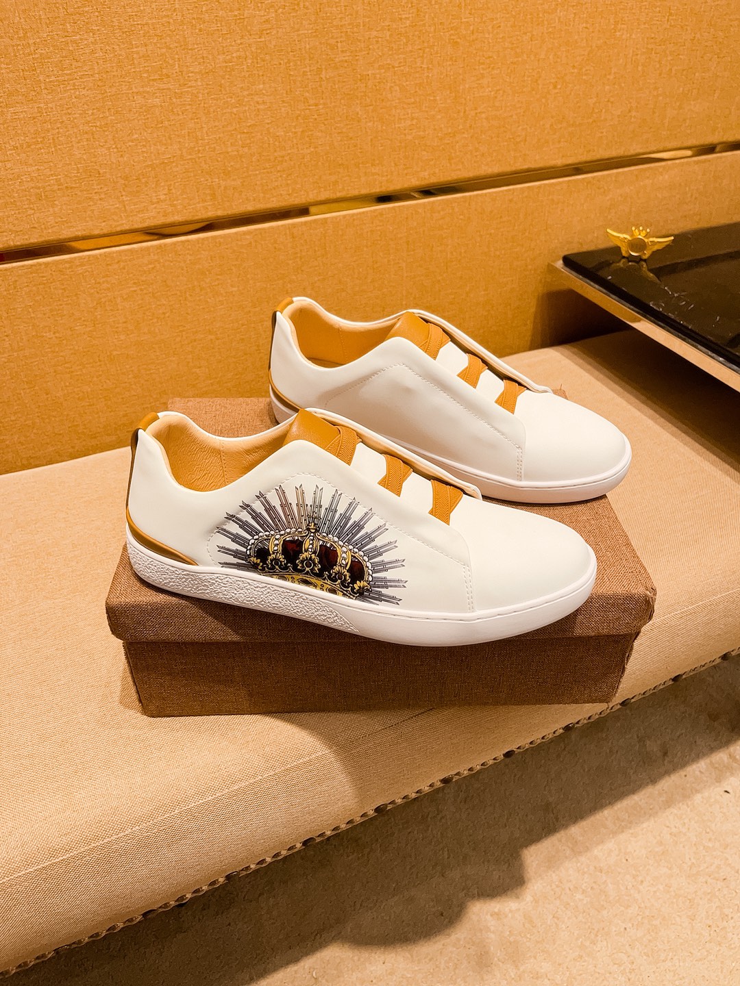 NO:347053,[Guqi] High-end men's shoes brand official website 11's latest masterpiece upper is made of imported Italian cowhide with technological fabric. Original, comfortable and breathable inner lining, original non-slip and wear-resistant sole, making walking more convenient and comfortable!  Exclusive new style, amazing work, beautiful 11 ​​replica [color] compared to the official quality!  Create a fashionable personality to set off your uniqueness!  A must-have for trendy men! Classic size: 38-44 Color 1 color is available, cowhide19860909【 古奇】男鞋高端品牌 官网11最新力作鞋面采用意大利进口头层牛皮搭配科技布面料 原版 舒适透气内里原版防滑耐磨大底制作,让行走更加便捷舒适！独家新款,惊世之作,与官方的质量相比美的11复刻[色]！打造时尚个性衬托你的与众不同！潮男必备!经典尺码:38-44 颜色 1色可选,,cowhide,Men's shoes