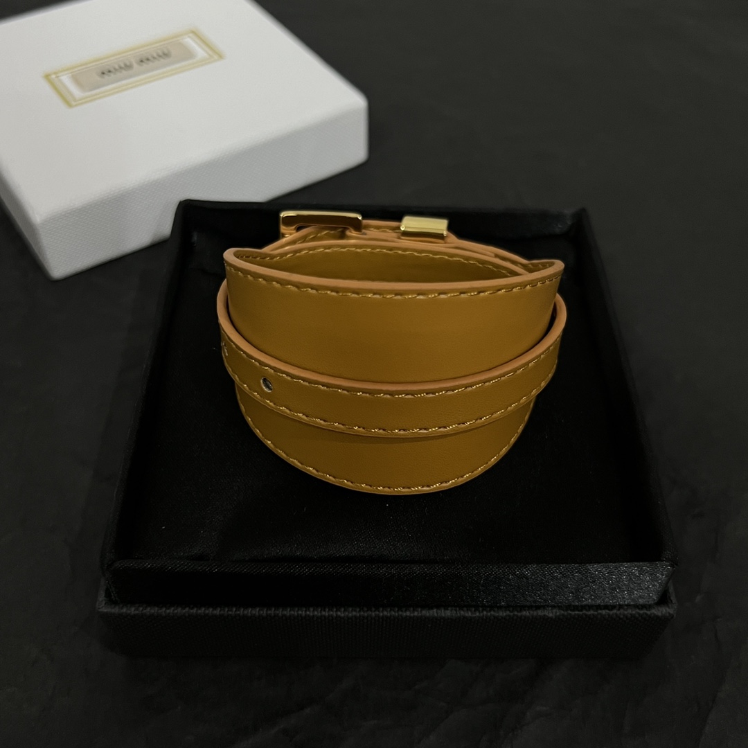 Luxurious Miu Miu Fallacious Cow-Skin Bracelet: Surprising, Elegant, and Fashionable French Elegance - 图片 4