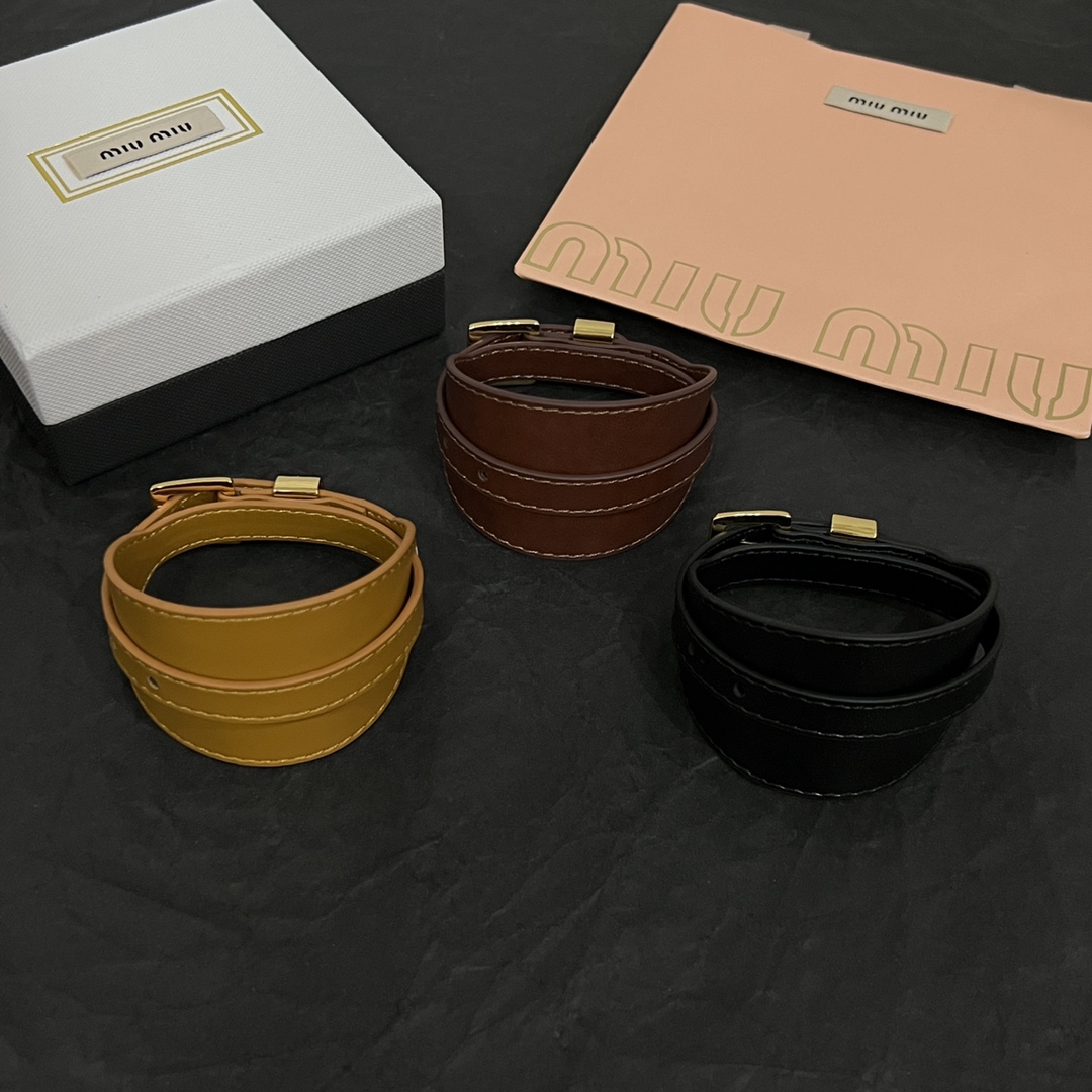 Luxurious Miu Miu Fallacious Cow-Skin Bracelet: Surprising, Elegant, and Fashionable French Elegance - 图片 3