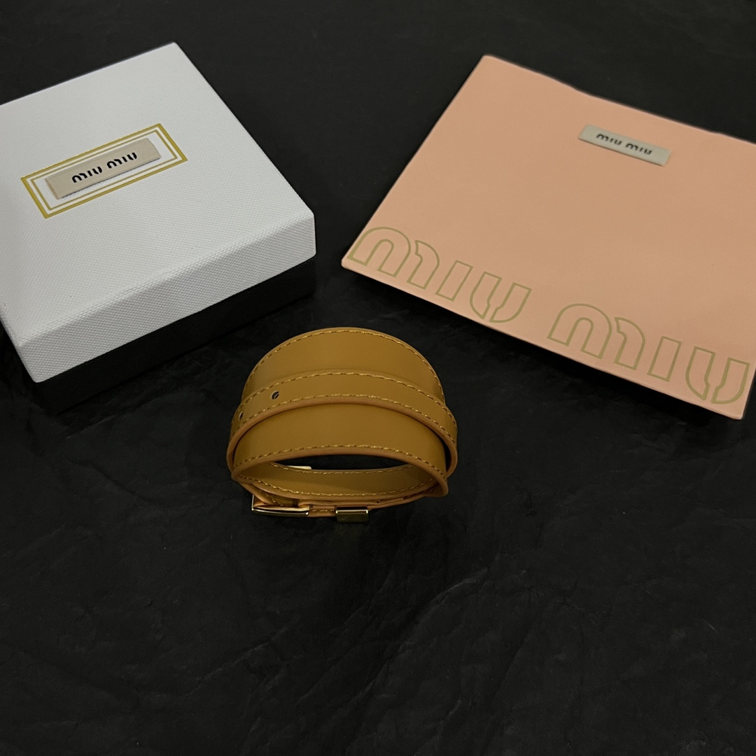 Luxurious Miu Miu Fallacious Cow-Skin Bracelet: Surprising, Elegant, and Fashionable French Elegance - 图片 2