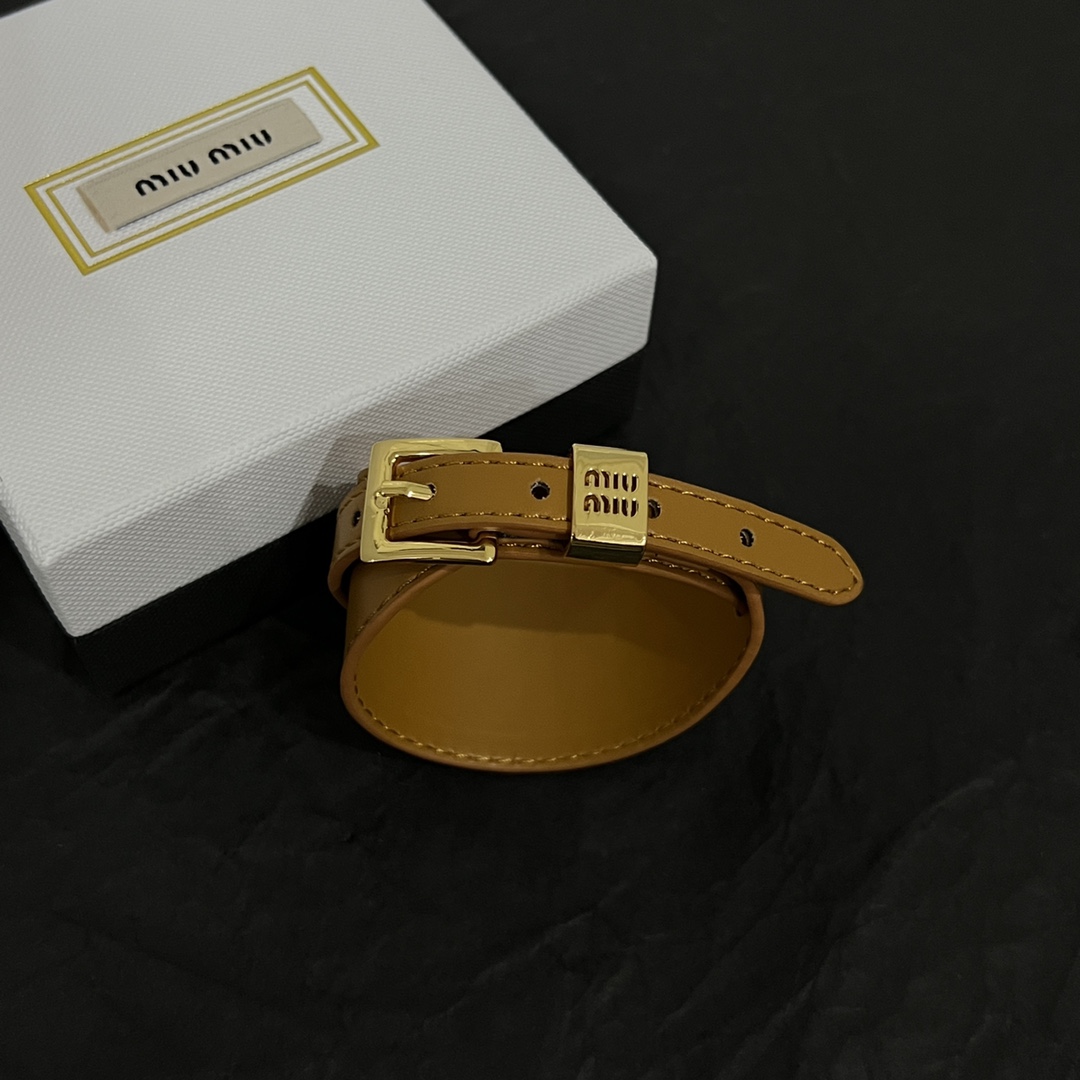 Luxurious Miu Miu Fallacious Cow-Skin Bracelet: Surprising, Elegant, and Fashionable French Elegance - 图片 5