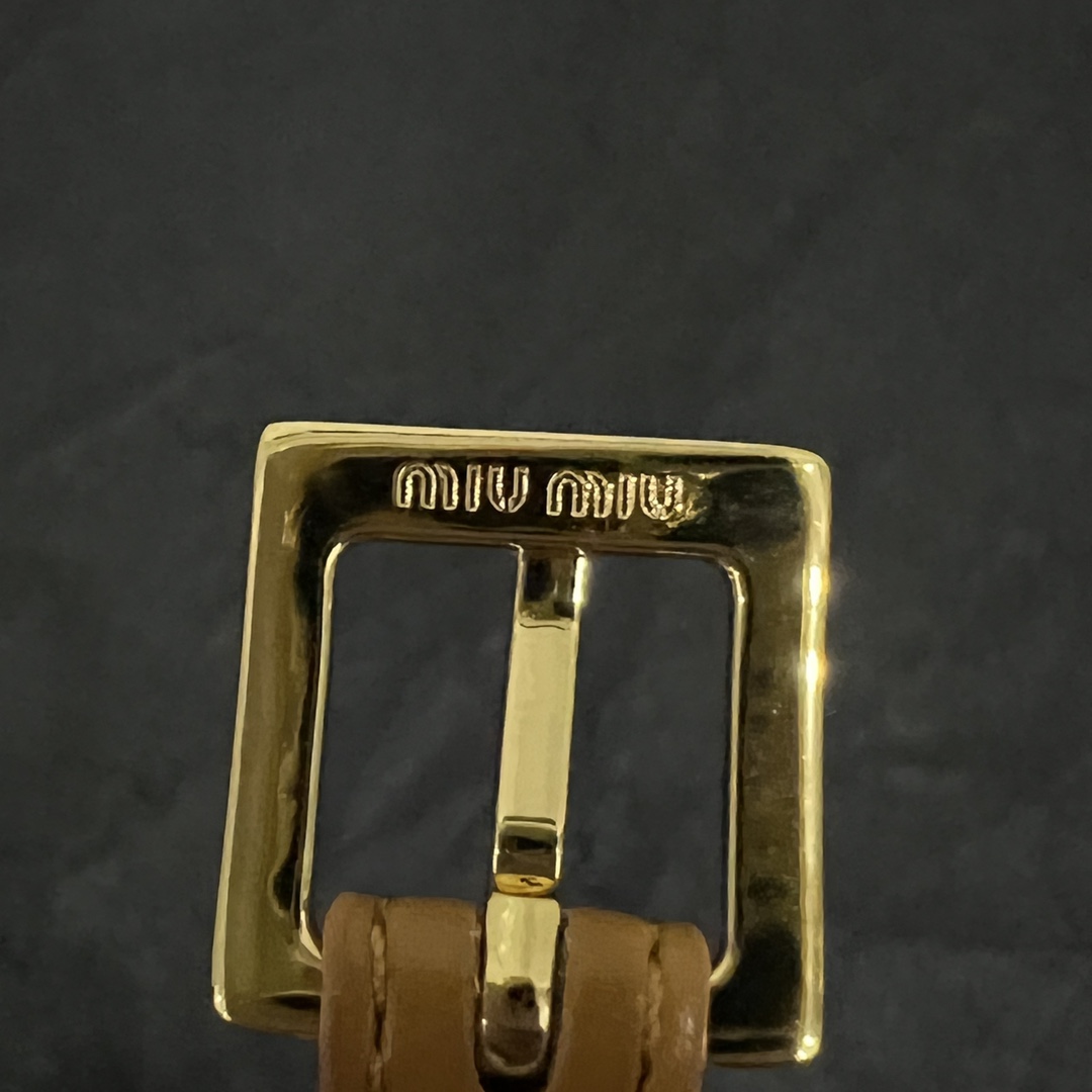Luxurious Miu Miu Fallacious Cow-Skin Bracelet: Surprising, Elegant, and Fashionable French Elegance - 图片 6