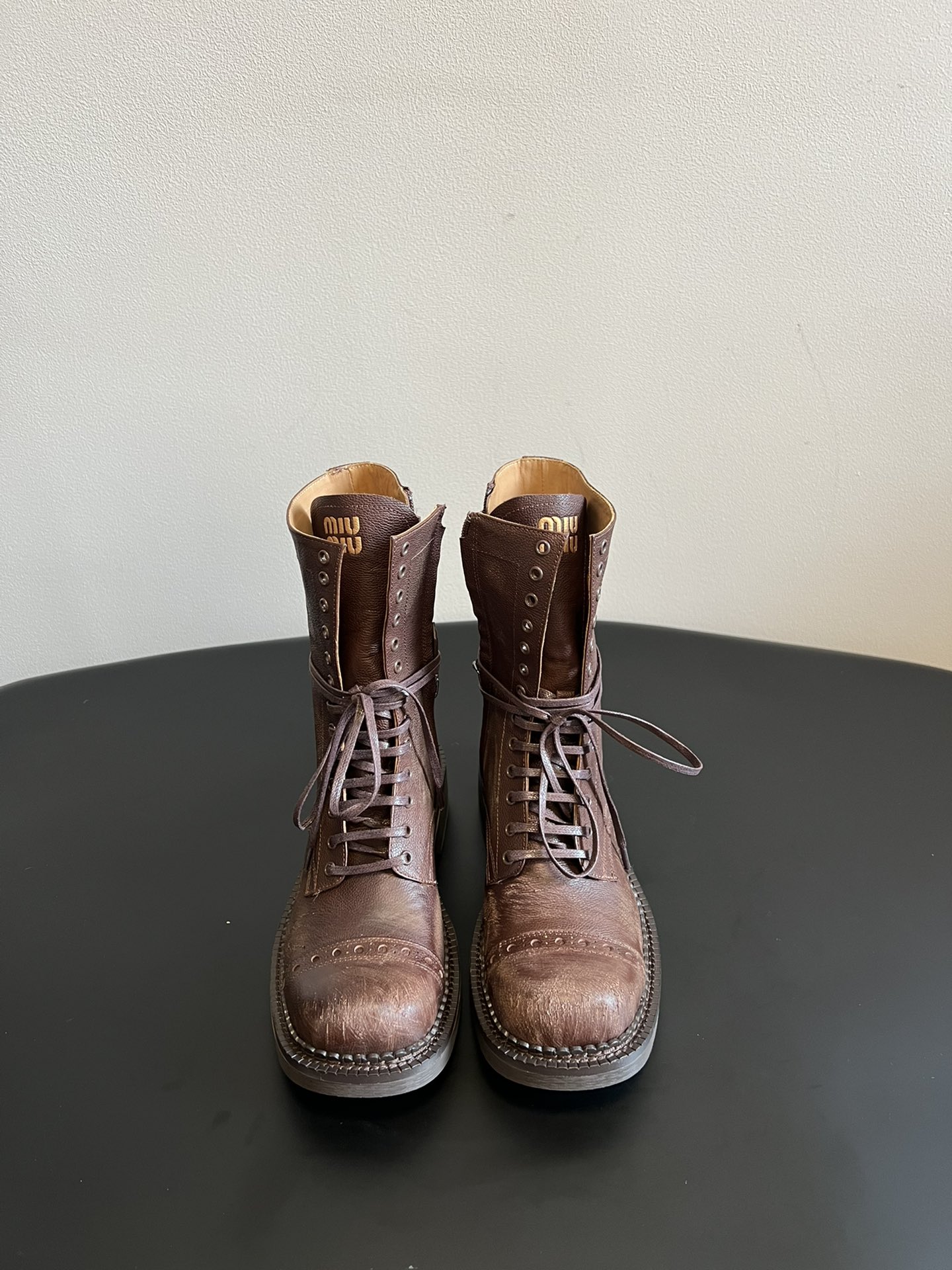 NO:614976,Upgraded!  Exclusive purchase-level version of Miu Mi* 24 autumn and winter catwalk style motorcycle style retro boots/short boots upgraded!  marvelous!  It’s up to us to make Miu look distressed!  The fastest version matching across the entire network. The latest version is here!  This fall and winter are hot!  Next is the rhythm of stock-out!  The upgraded coloring and distressing look so nice!  Cool and cool, continuing the popular style of Miu 24 autumn and winter show, new short boots, classic motorcycle boot shape, handsome and modern, upper made of vegetable blended calfskin, super good texture, material: imported vegetable blended calfskin, lining: cowhide, feet: cowhide, outsole: original customized genuine leather outsole, size: 35-39/40 customized, upgraded short boots  boots,boots,miumiu,boots,cowhide,Leather soles19860909升级啦！独家代购级版本 Miu Mi* 24秋冬走秀款 机车风复古长靴/短靴 升级啦！太棒了！Miu做旧这块还是得我们！全网对版 最快 最新的来啦！今年秋冬火爆了的！接下来就是妥妥断货节奏！升级了后的擦色做旧太有那味了！酷飒酷飒的 延续了爆款风格 miu 24秋冬秀款 短靴新品 经典机车靴造型,帅气摩登 鞋面 植糅小牛皮,质感超好 材质:进口植糅小牛皮 内里:牛皮 垫脚:牛皮 大底:原版定制真皮大底 码数:35-39/40定制 升级款短靴 长靴,靴子,miumiu,boots,cowhide,Leather soles,Women's Shoes